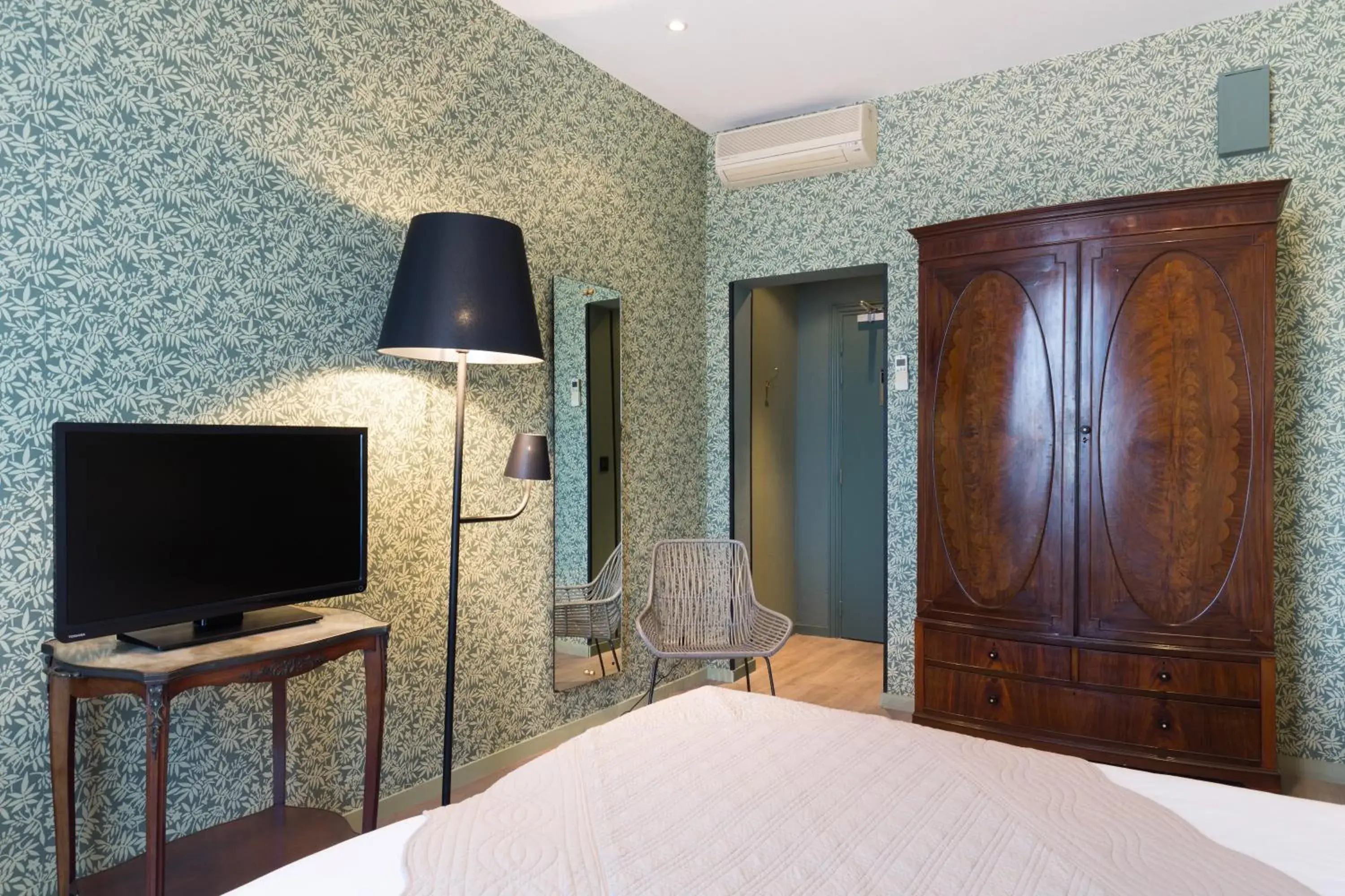 Bed, TV/Entertainment Center in Hotel Le Grimaldi by Happyculture