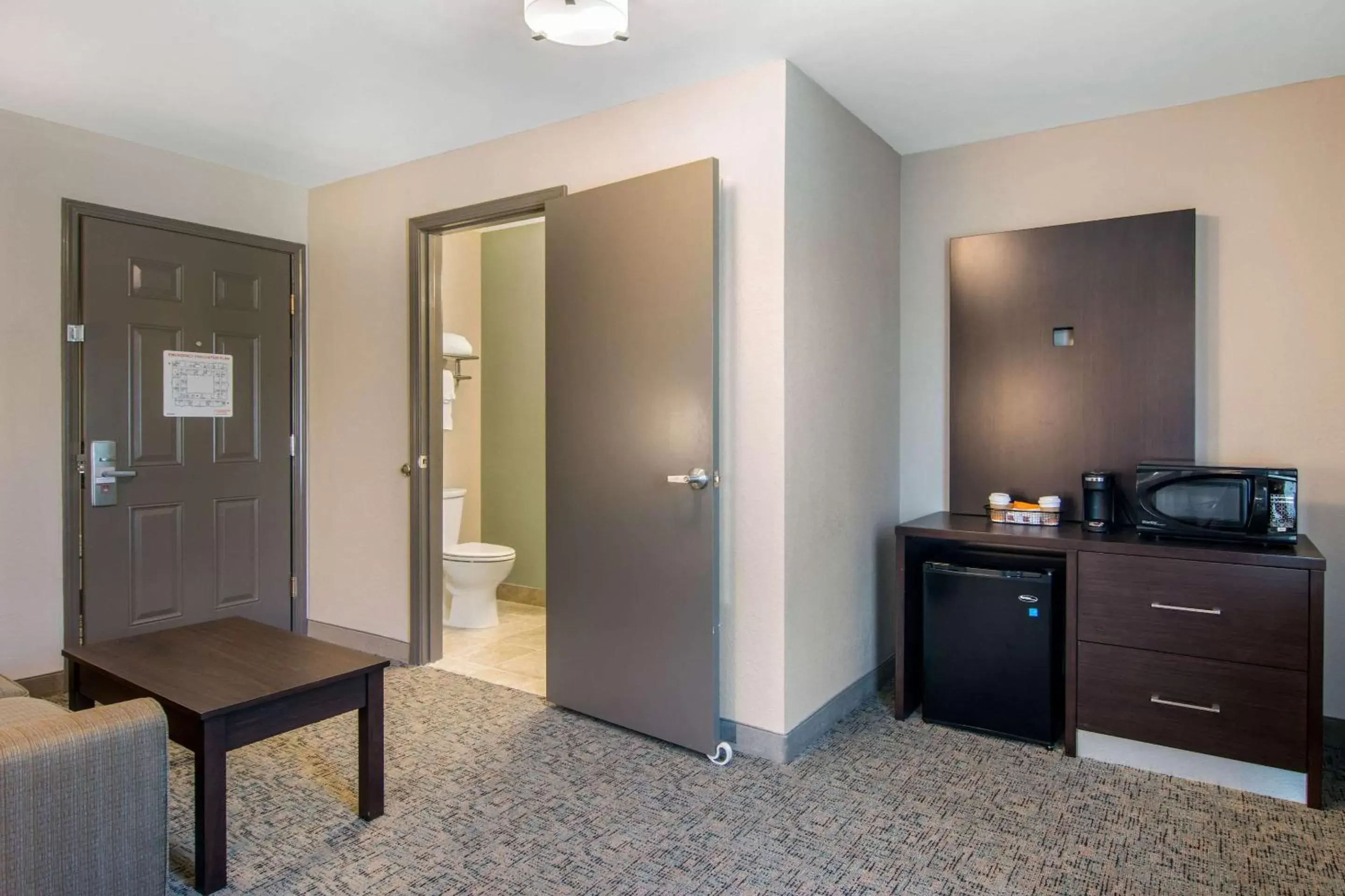 Photo of the whole room, Kitchen/Kitchenette in Clarion Inn & Suites Atlanta Downtown