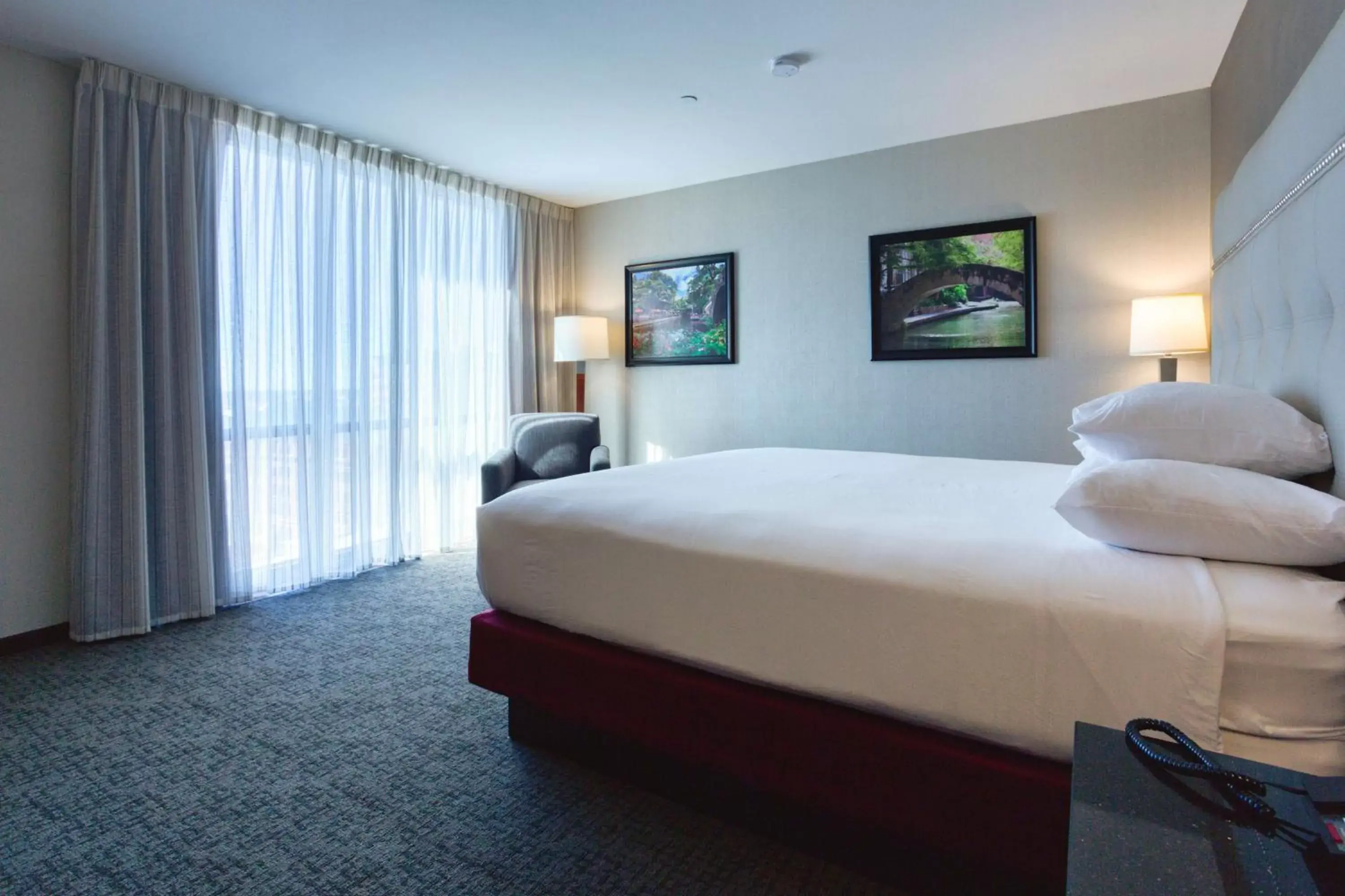 Photo of the whole room, Bed in Drury Plaza Hotel San Antonio Riverwalk