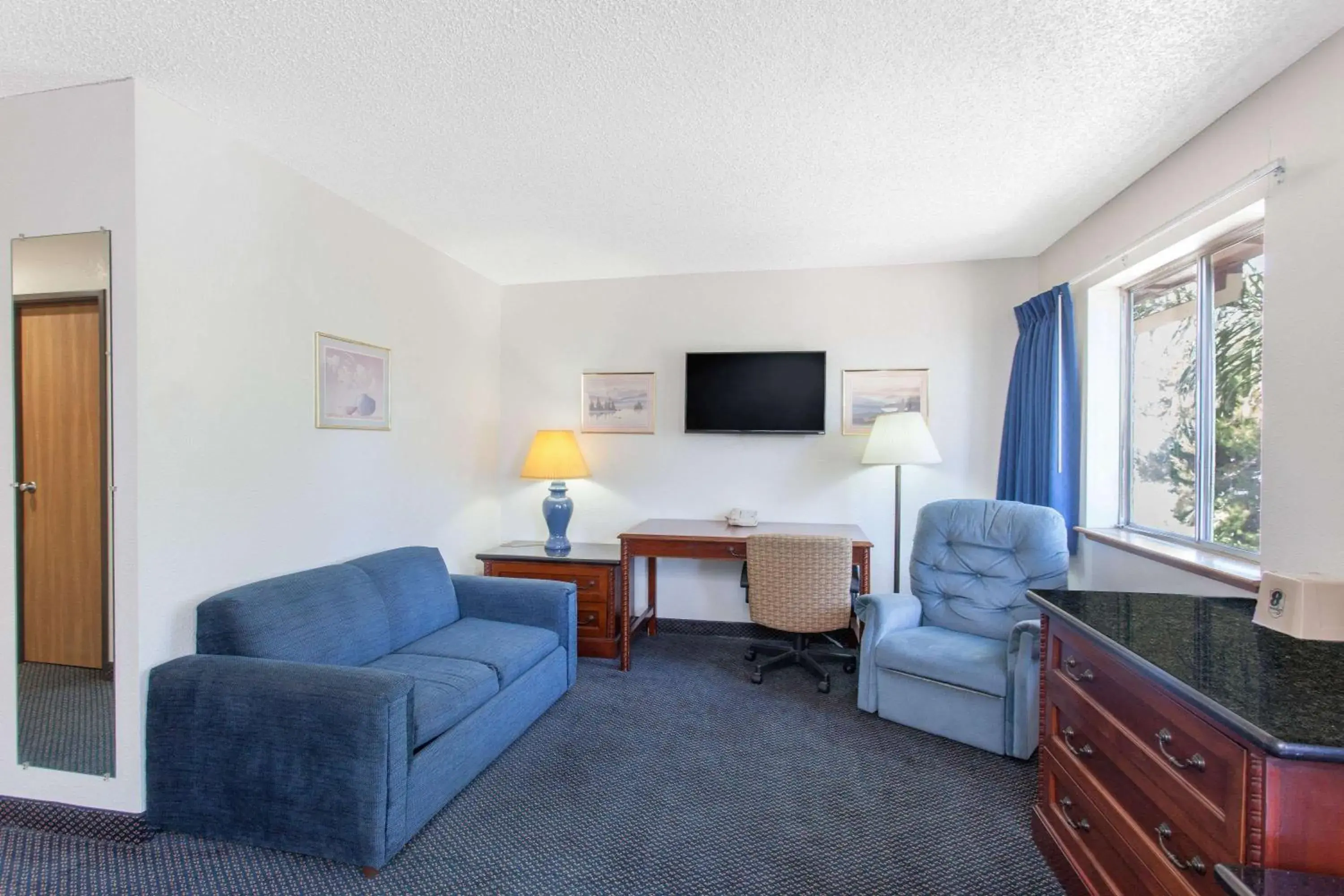 Photo of the whole room, Seating Area in Super 8 by Wyndham Selma/Fresno Area