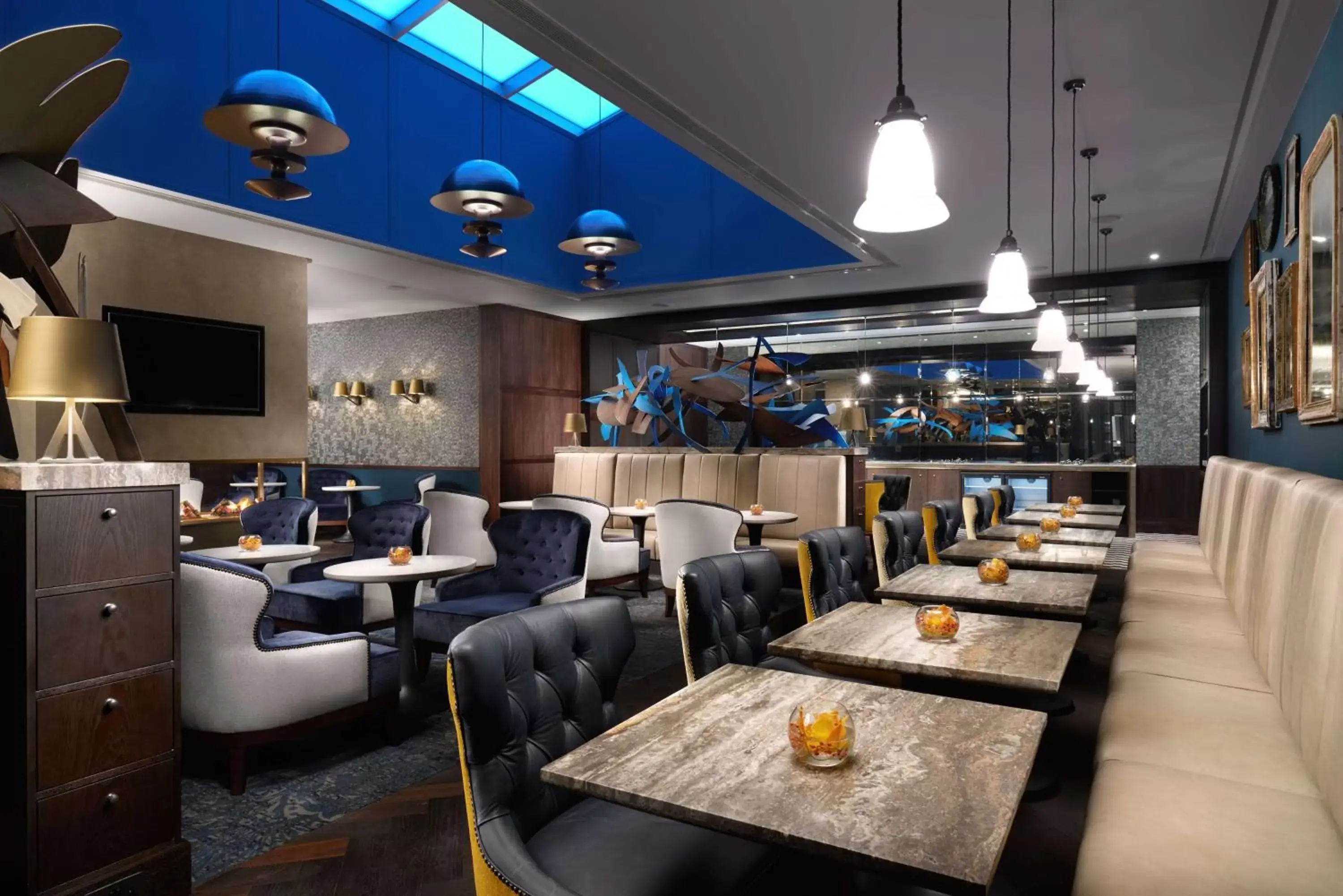 Lounge or bar, Restaurant/Places to Eat in Hilton London Bankside
