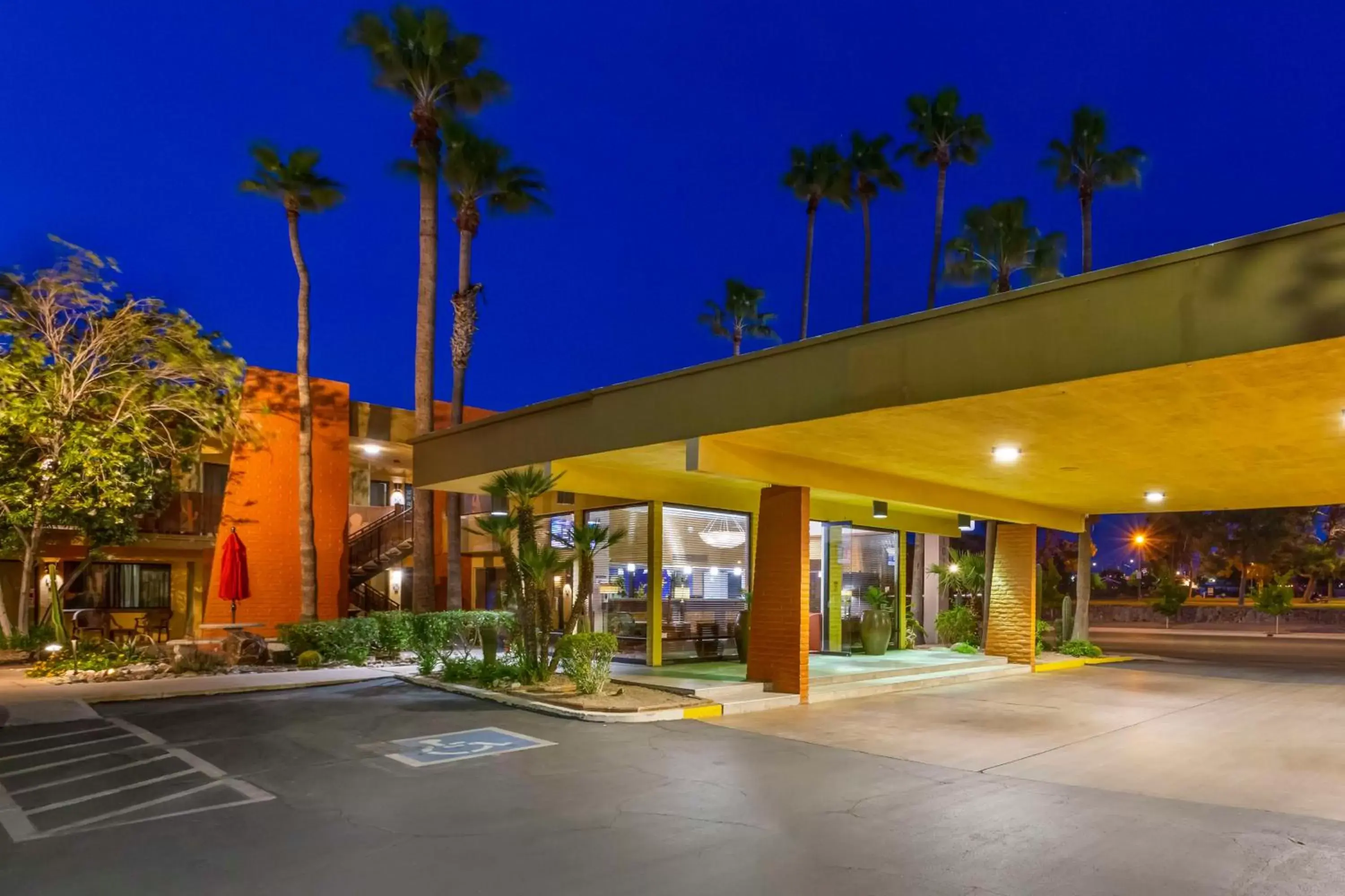 Property Building in Best Western Royal Sun Inn & Suites