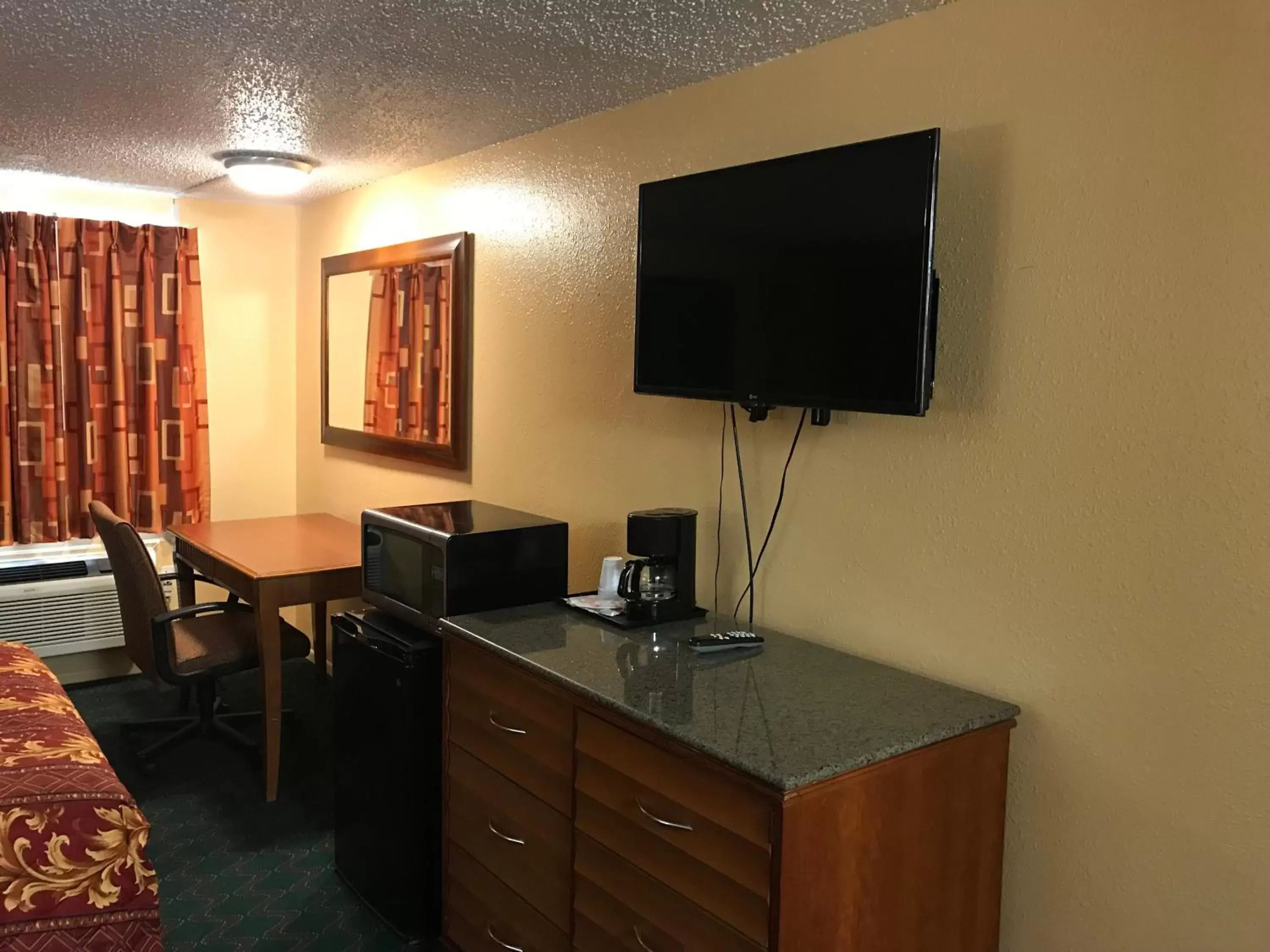 TV and multimedia, TV/Entertainment Center in Travel Inn Weatherford