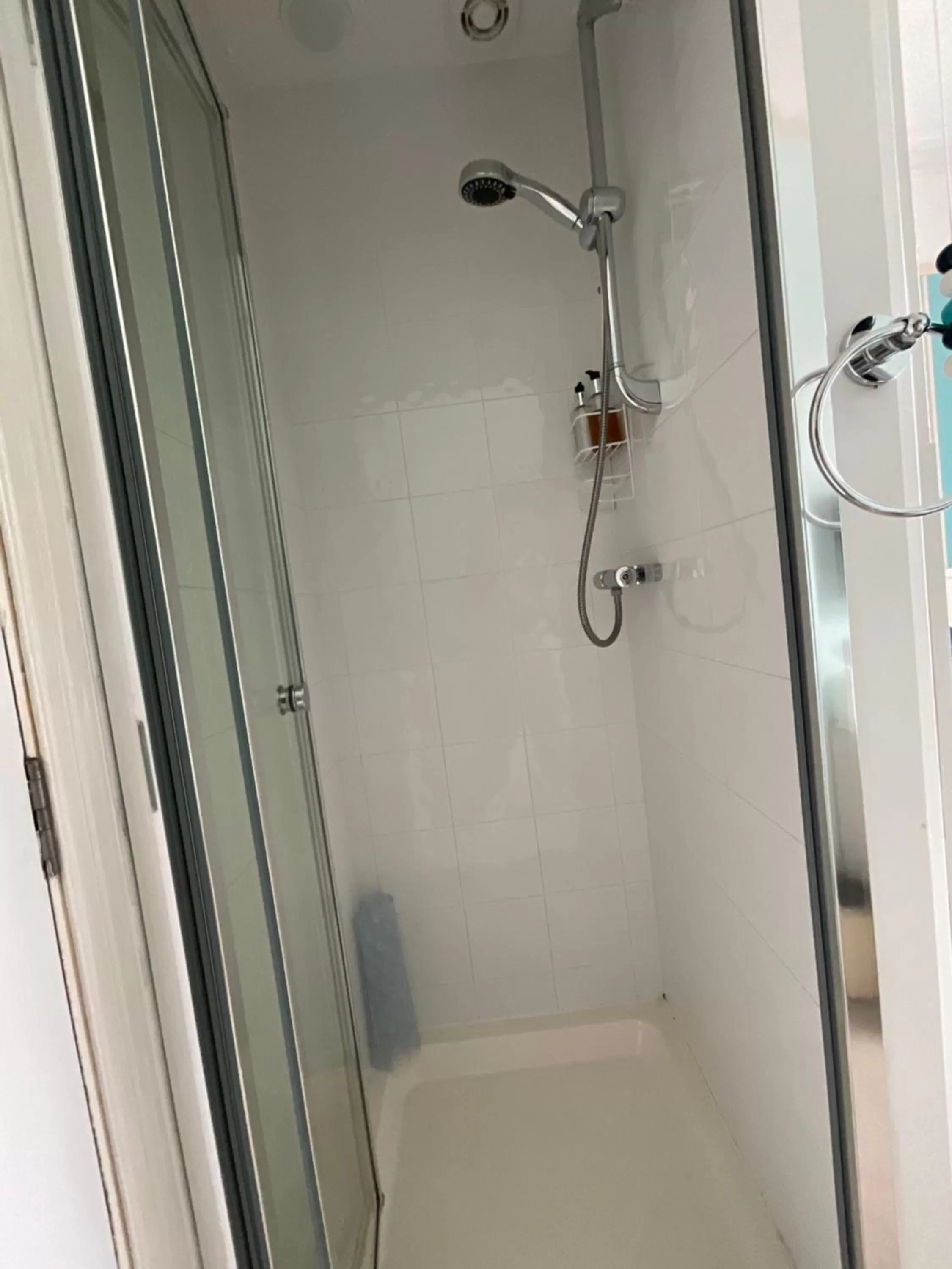 Shower, Bathroom in Merritt Guest House B&B