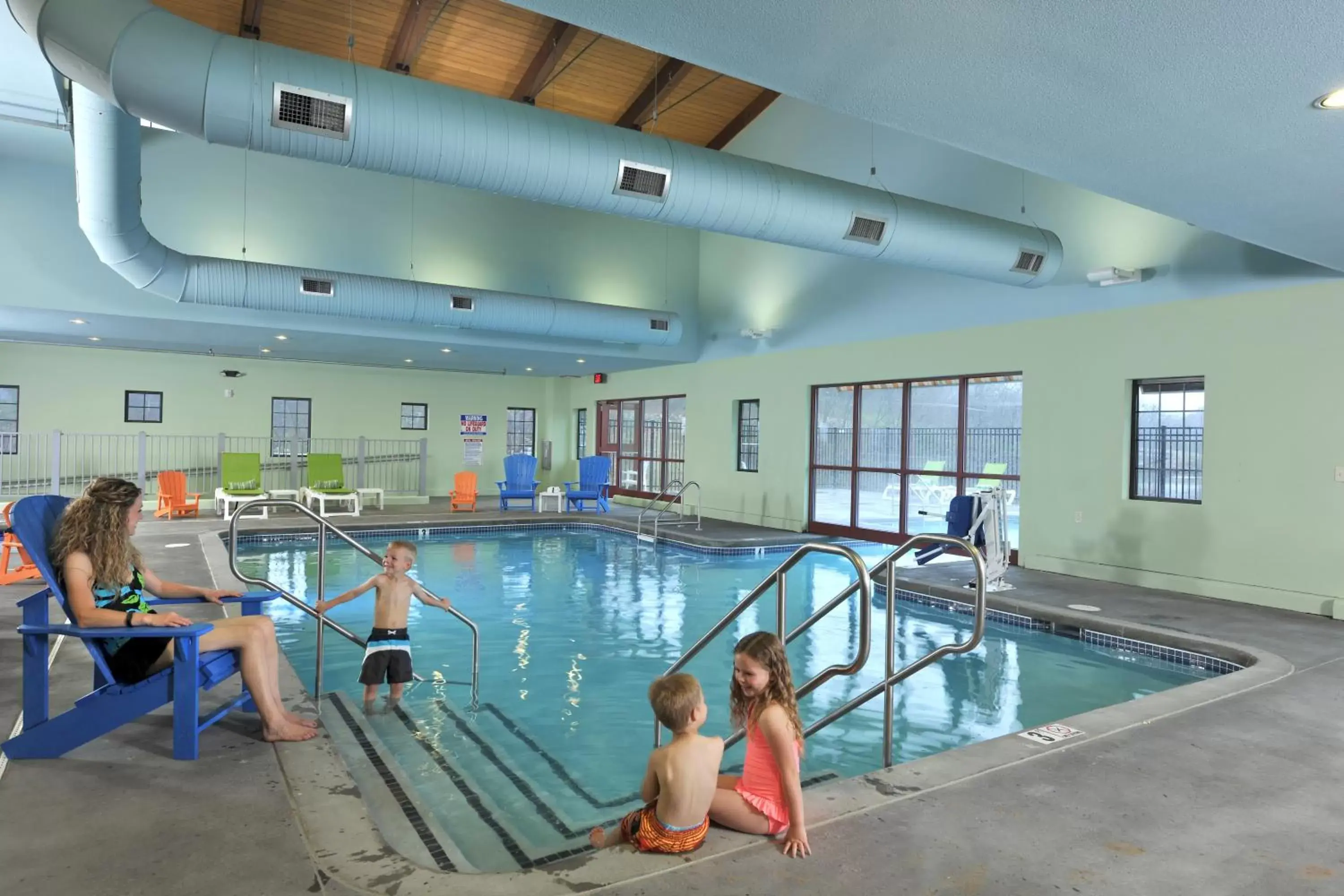 Swimming Pool in Stoney Creek Hotel Kansas City - Independence