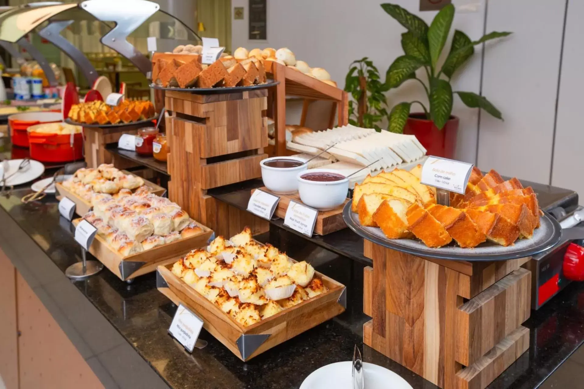 Buffet breakfast, Food in Quality Hotel São Caetano