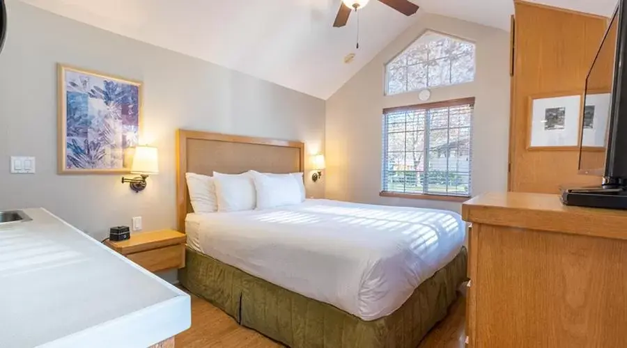 Bed in RiverPointe Napa Valley Resort
