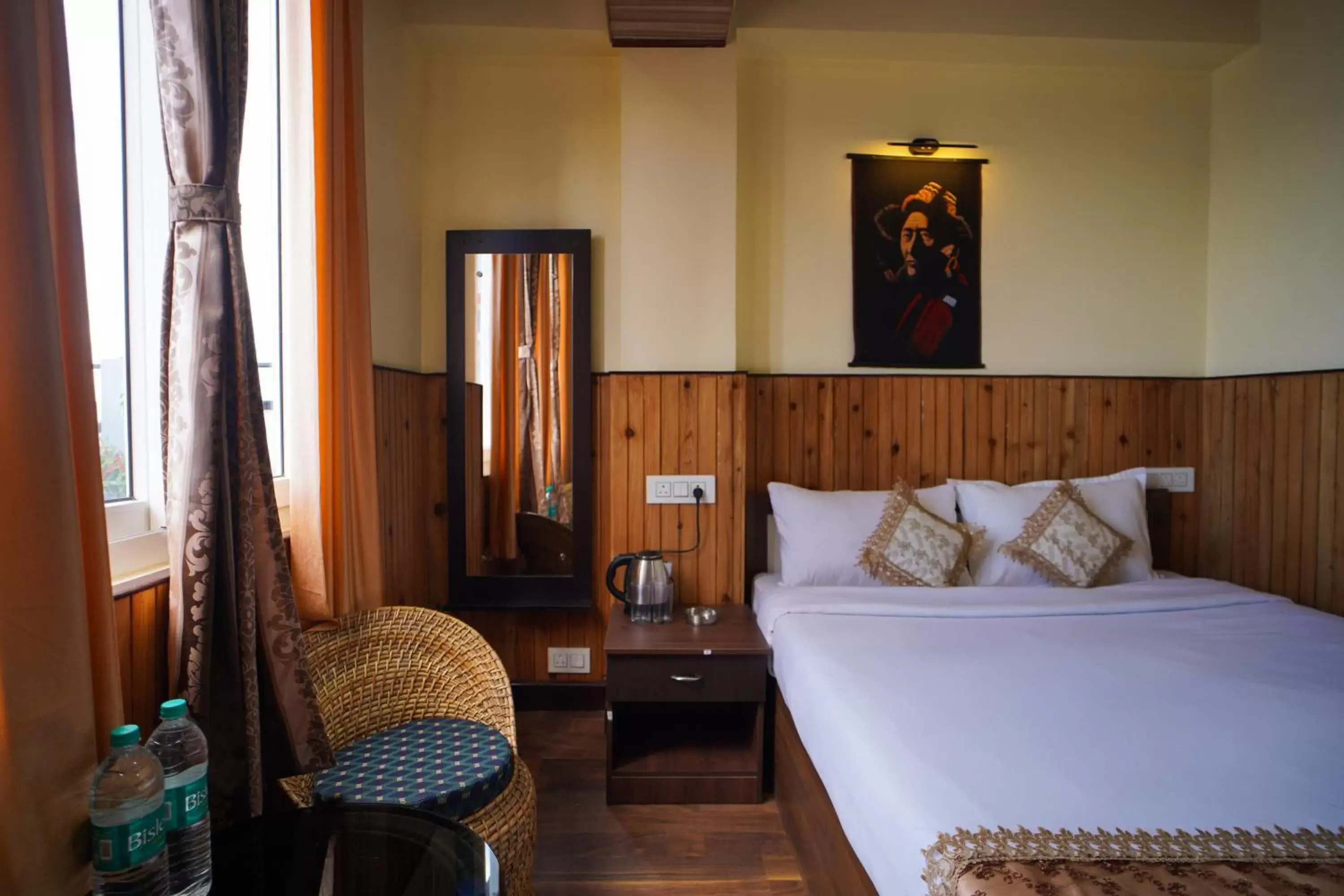 Property building, Bed in Hotel Hill Queen near Sherpa Gumba Darjeeling Mall 5 Min Couple Friendly Property building, Bed in Hotel Hill Queen near Sherpa Gumba Darjeeling Mall 5 Min Couple Friendly