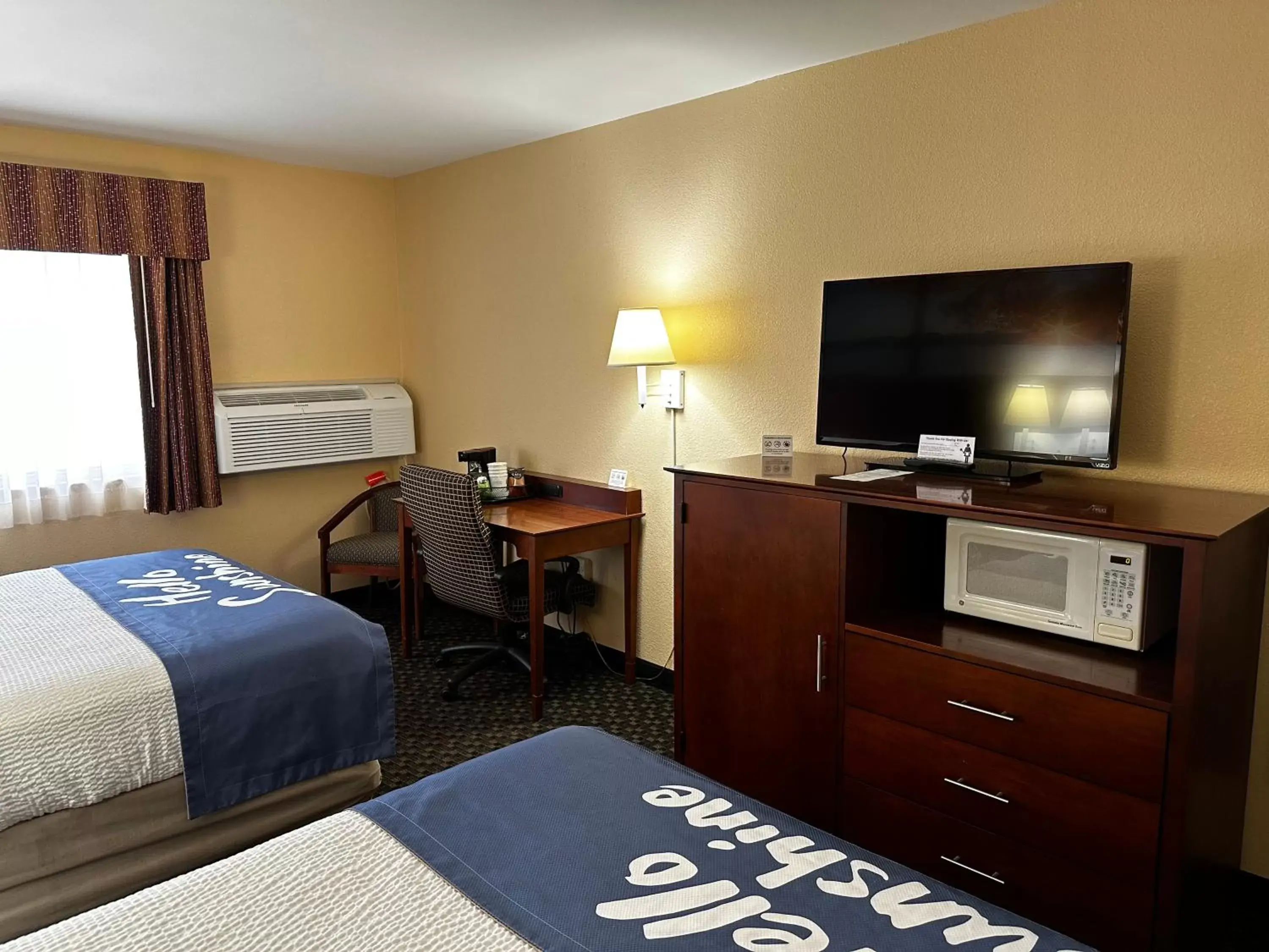 Photo of the whole room, TV/Entertainment Center in Days Inn by Wyndham Imlay City