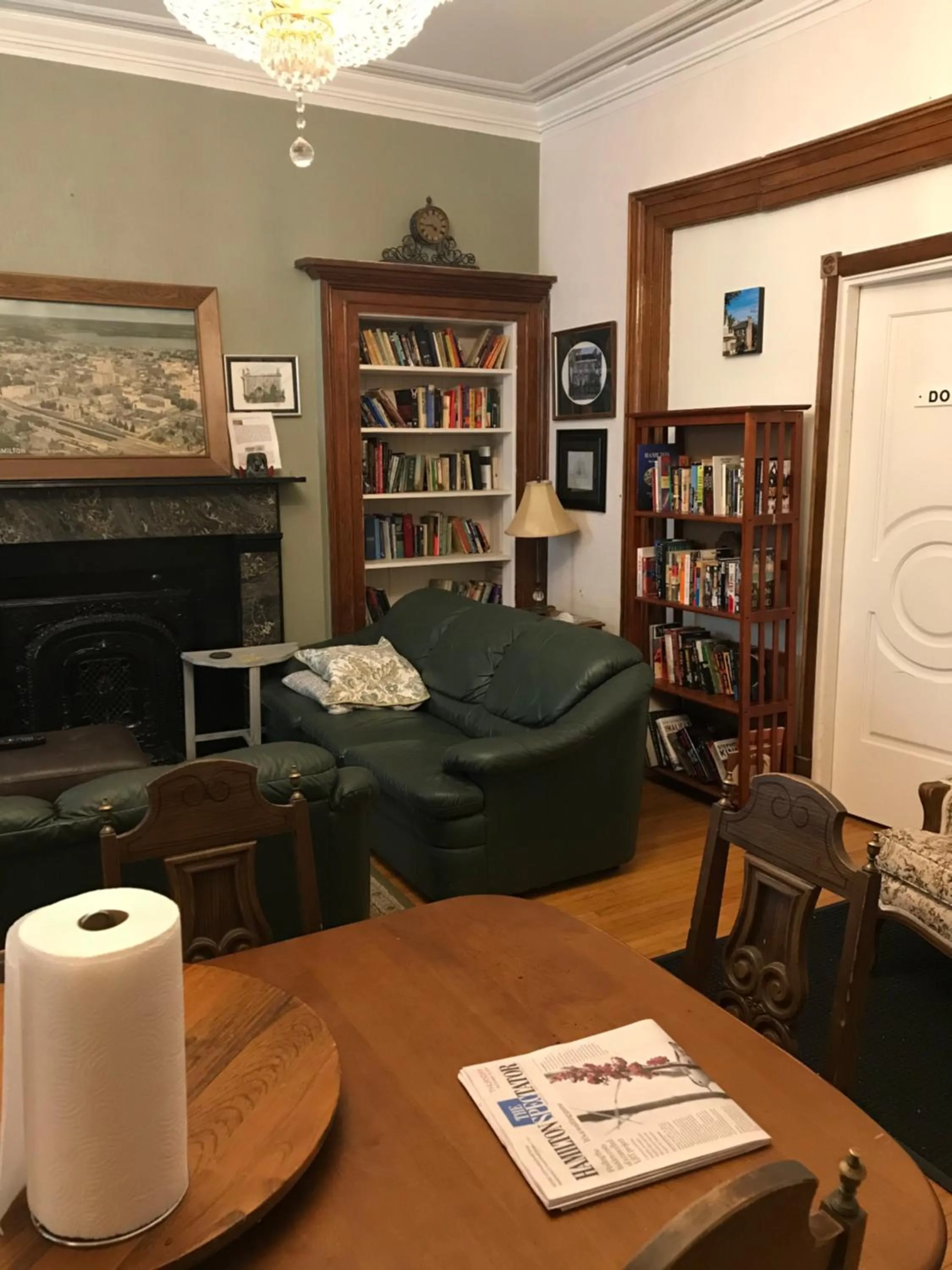 Communal lounge/ TV room in Pring Guesthouse