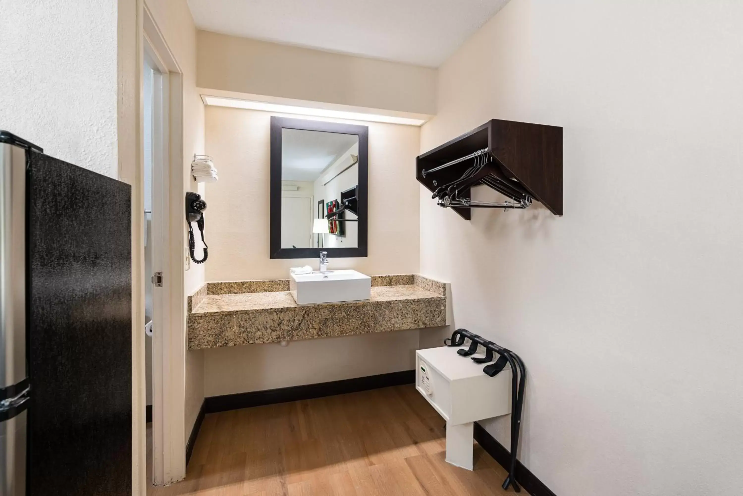 Photo of the whole room, Bathroom in Travelodge by Wyndham Peoria