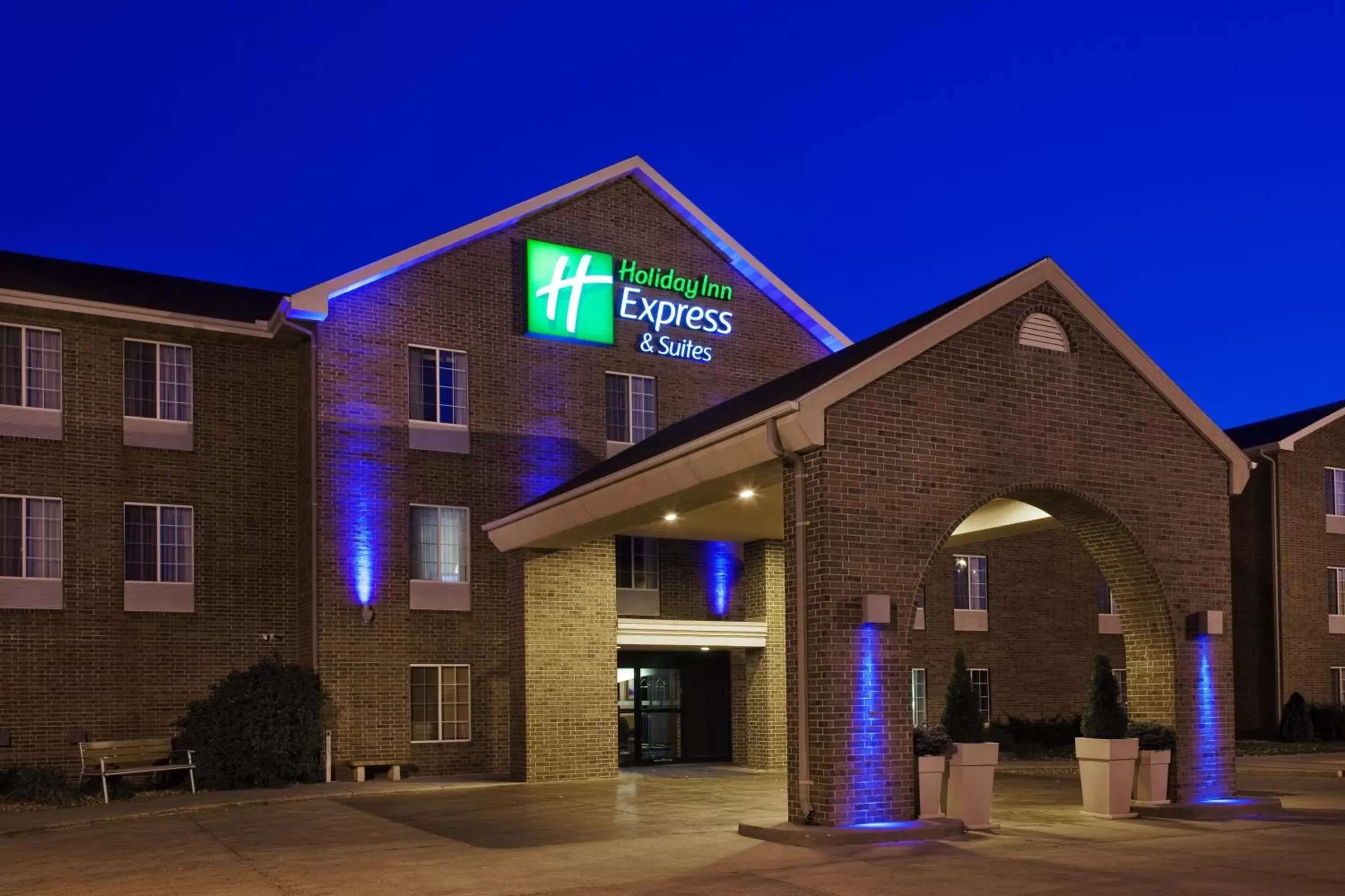 Property Building in Holiday Inn Express Hotel & Suites Sioux Falls At Empire Mall, an IHG Hotel