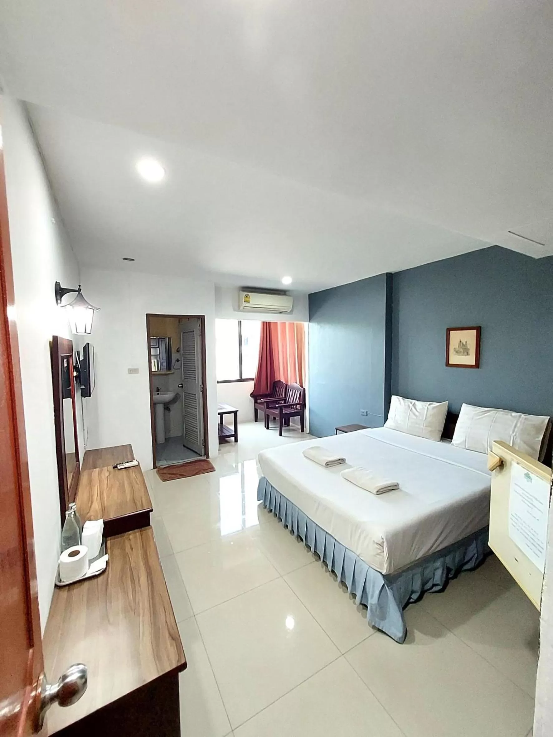 Bedroom, Bed in Traveller Inn Hotel