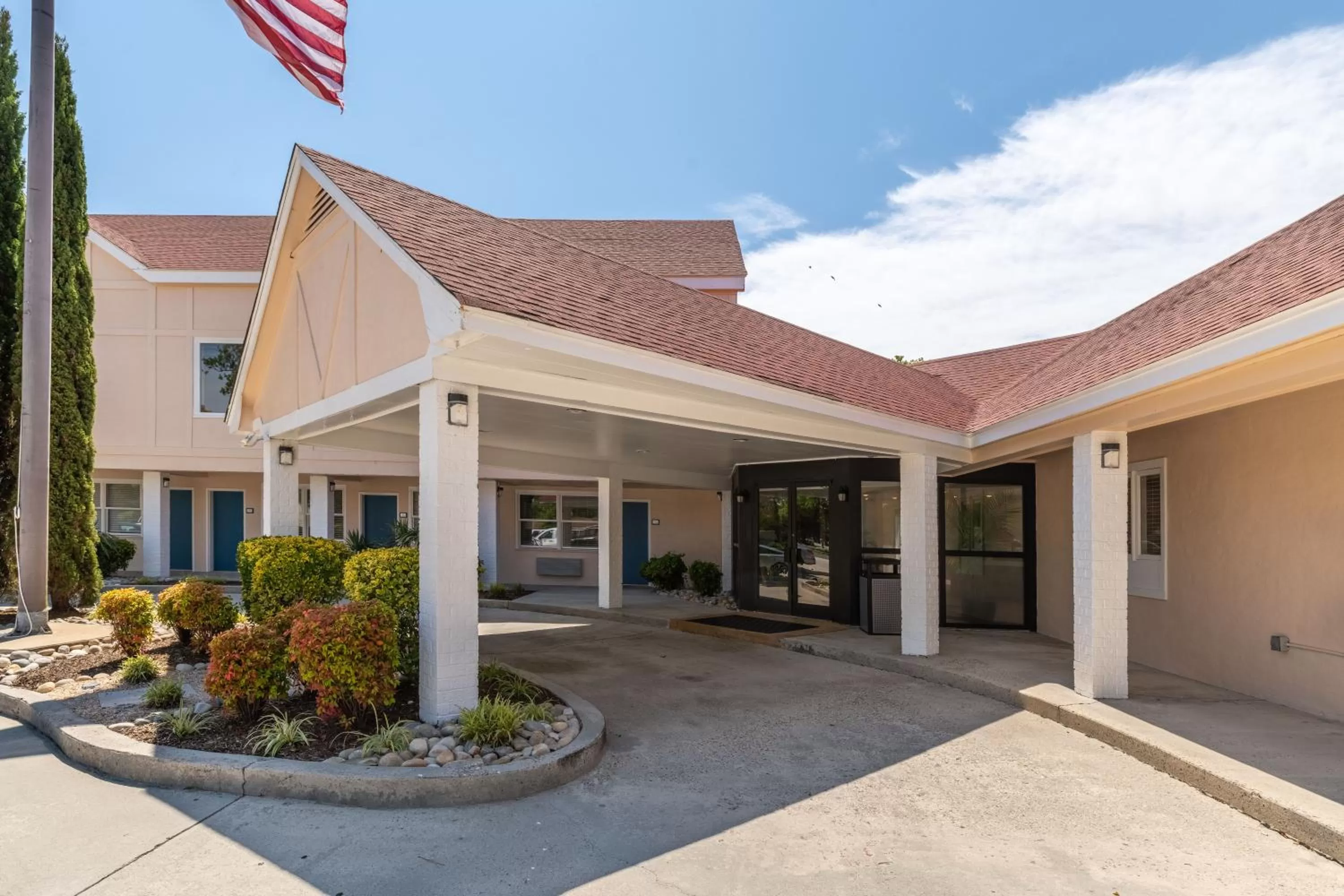Property building in Hotel Manteo, Trademark Collection by Wyndham