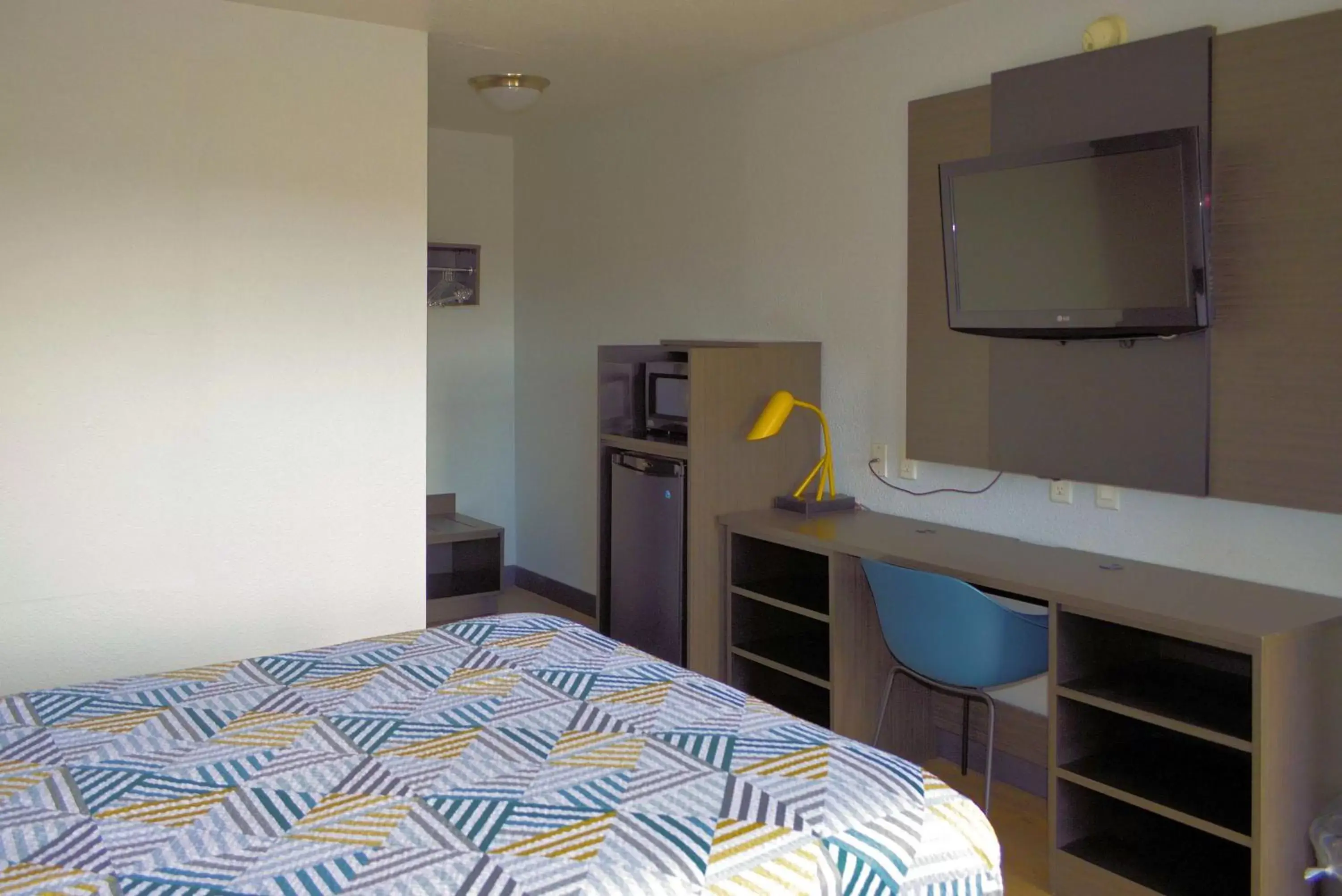 Bedroom, Bed in Motel 6-Reno, NV - Livestock Events Center