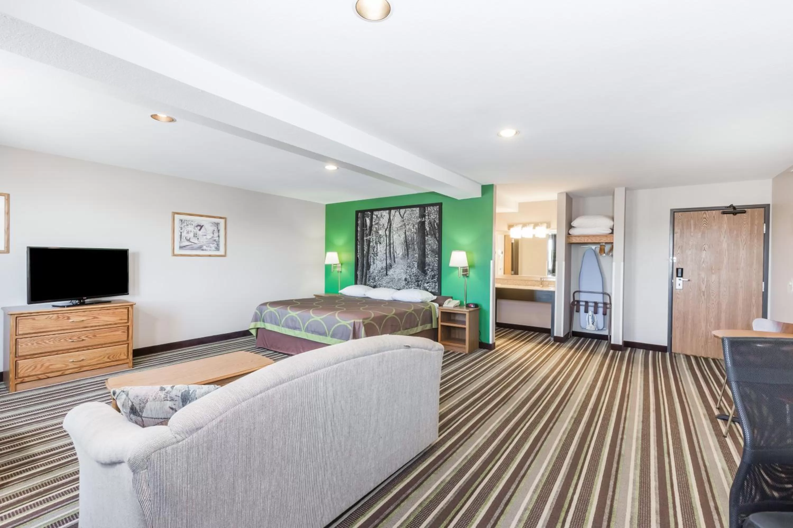 Bedroom, Bed in Super 8 by Wyndham Sioux City South