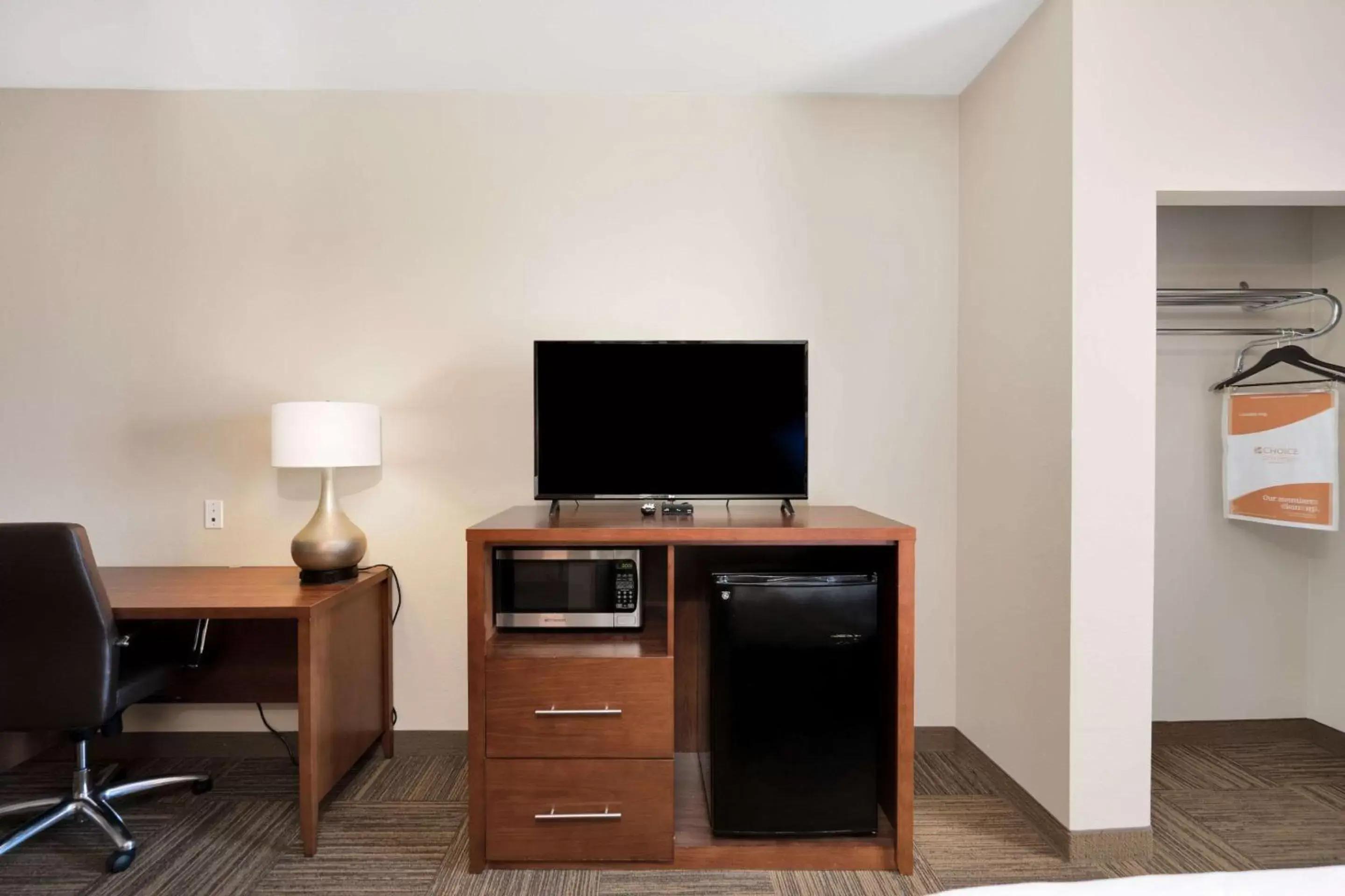 Bedroom, TV/Entertainment Center in Comfort Suites University Abilene