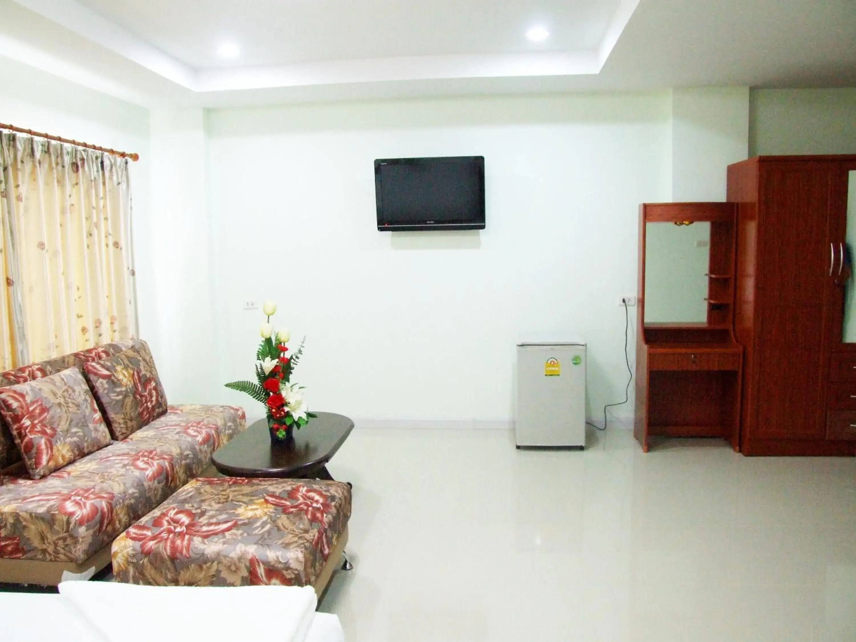 Large Double Room in Rueanrimnam Hotel Large Double Room in Rueanrimnam Hotel