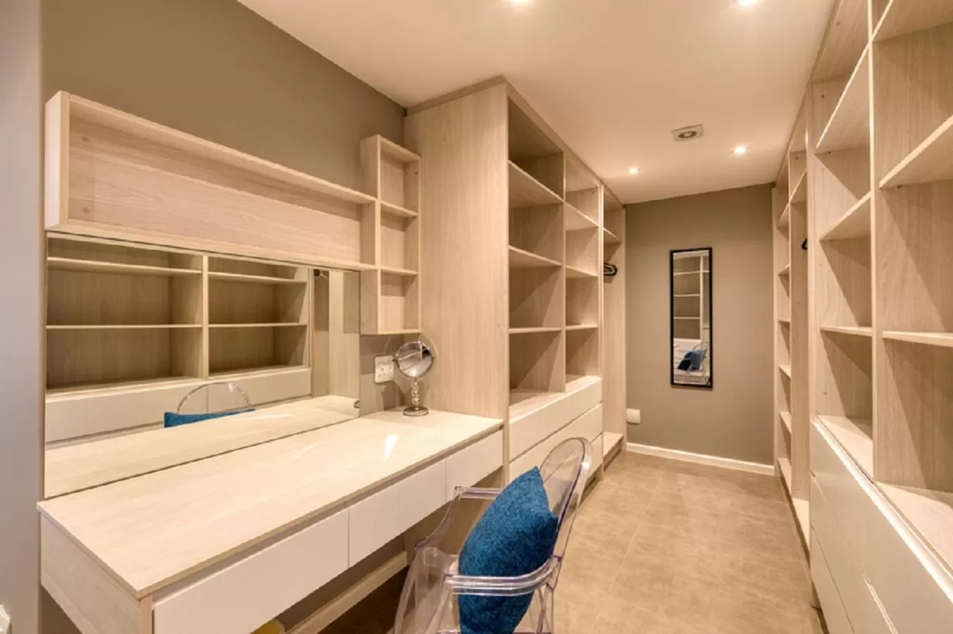 wardrobe in Crown on the Heads