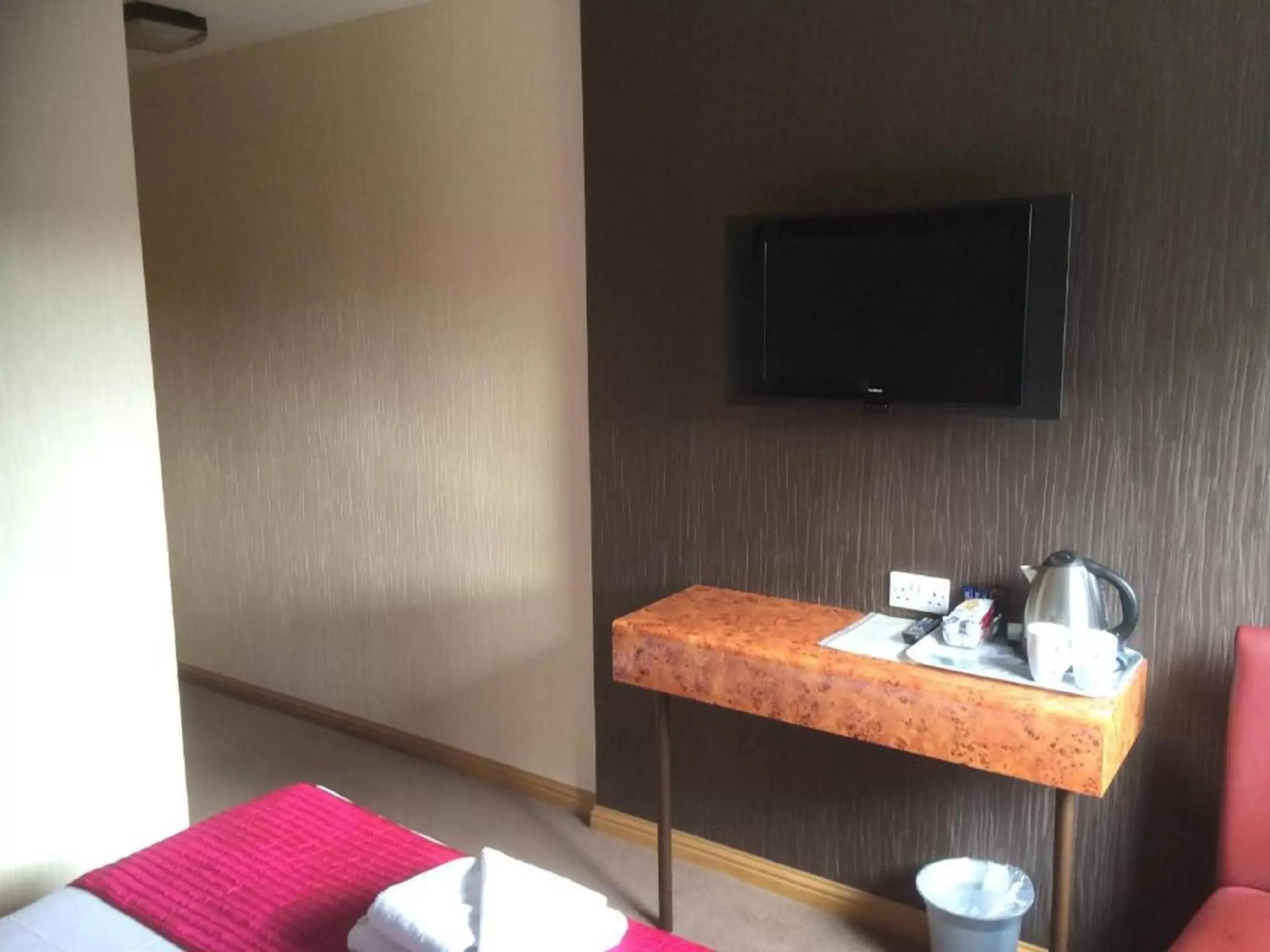 Bedroom, TV/Entertainment Center in Great Western Hotel Aberdeen