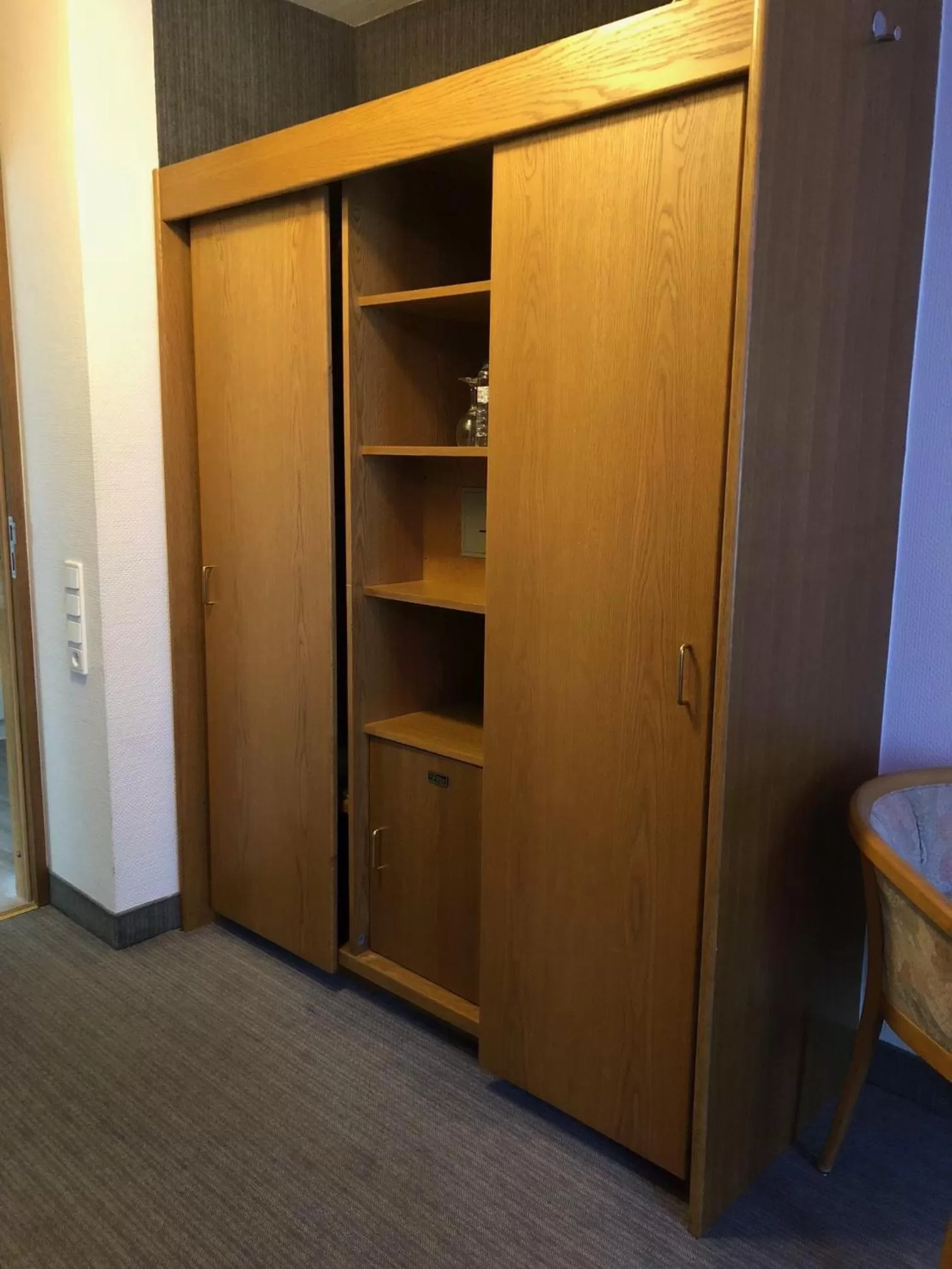 wardrobe in Hotel Corsten