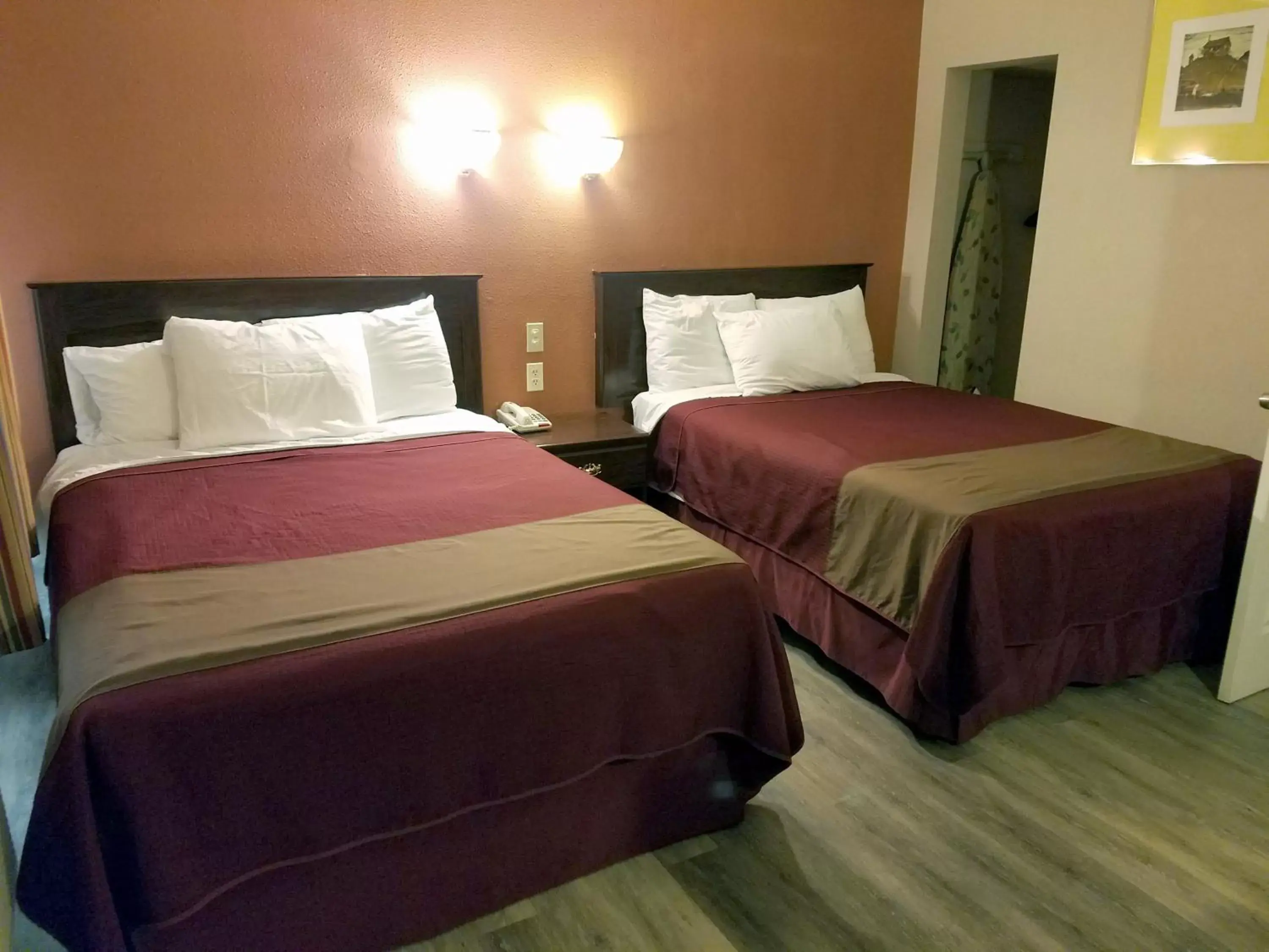 Bed in Americas Best Value Inn Ozona