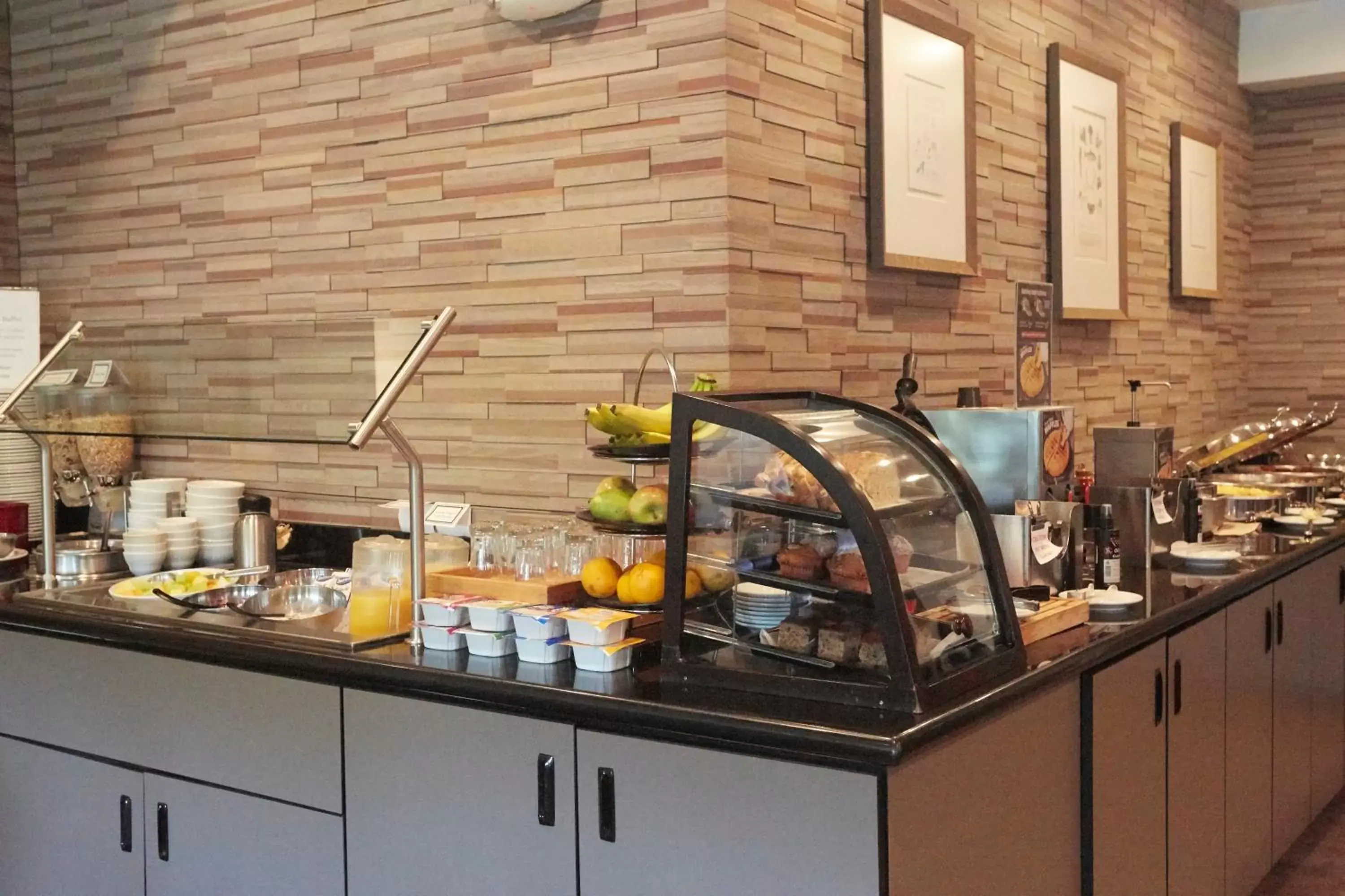 Buffet breakfast, Food in Radisson Hotel Portland Airport