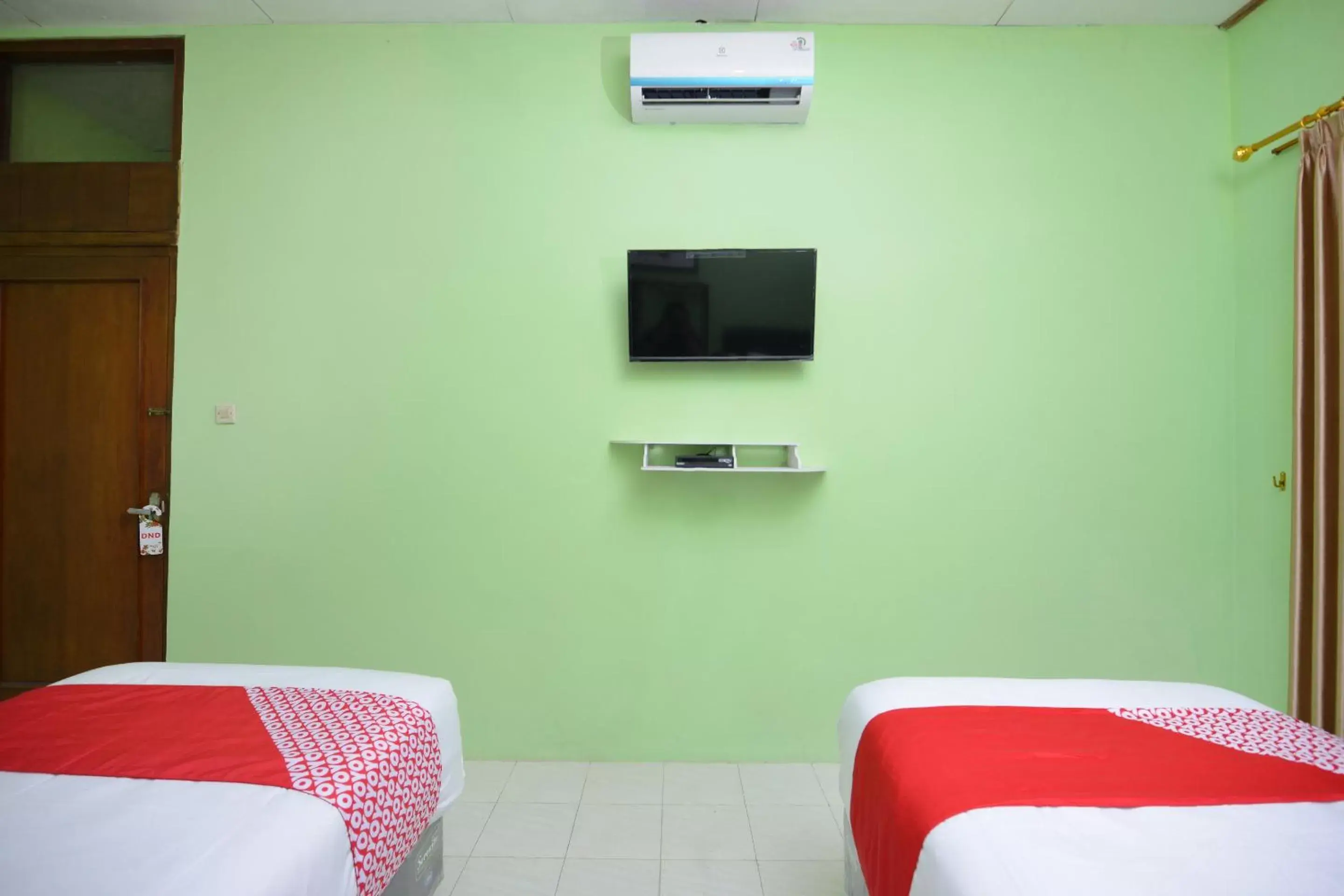 Bedroom, TV/Entertainment Center in OYO 1046 Omah Pathok