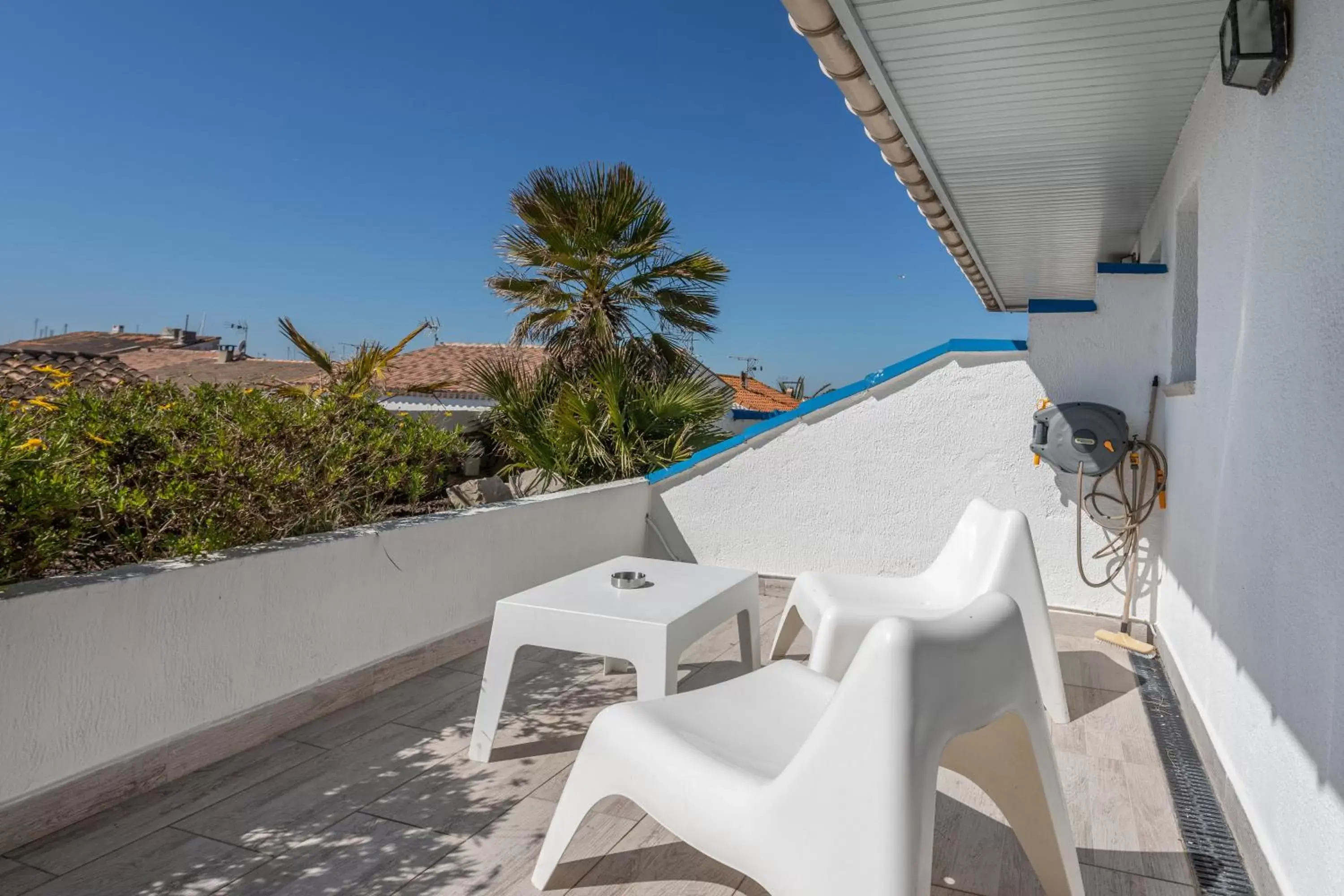 Balcony/Terrace in Hotel Les Palmiers En Camargue