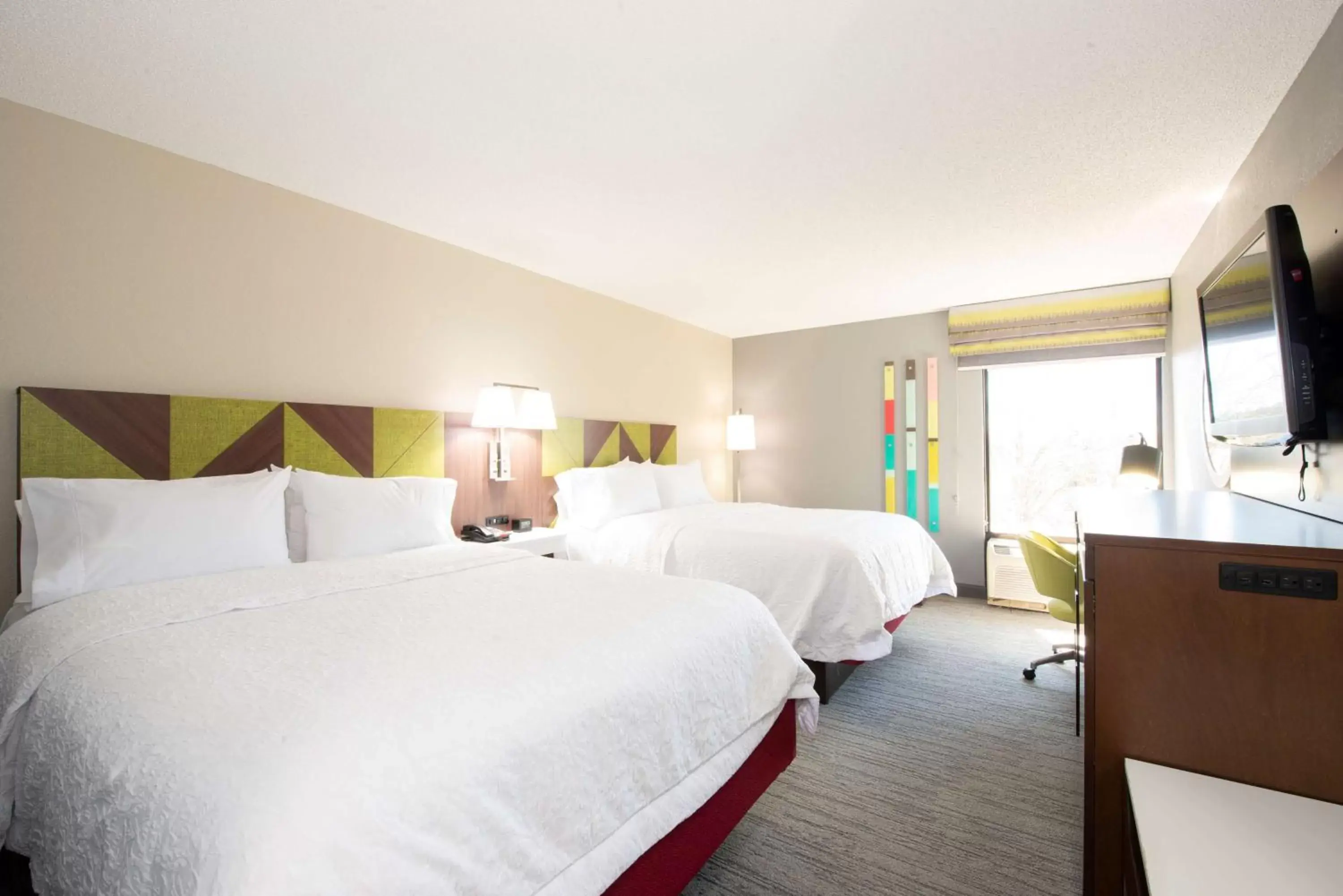 Photo of the whole room, Bed in Hampton Inn Hotel Atlanta-Southlake