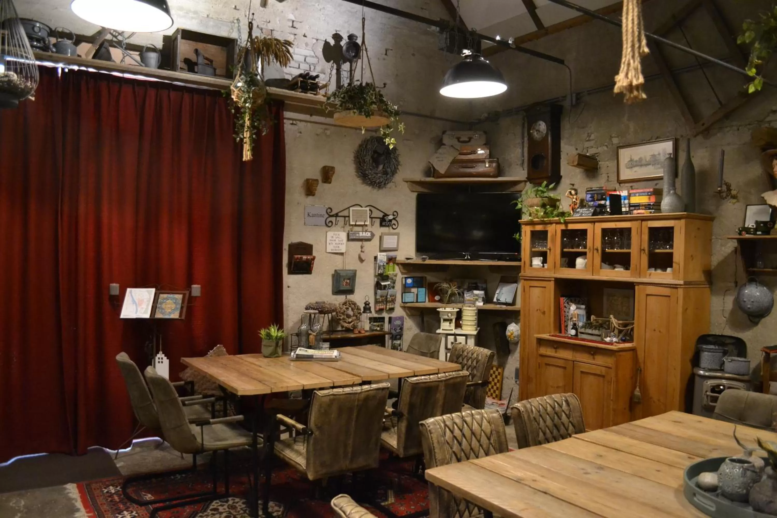 Communal lounge/ TV room, Restaurant/Places to Eat in Bed & Breakfast aan de Beek