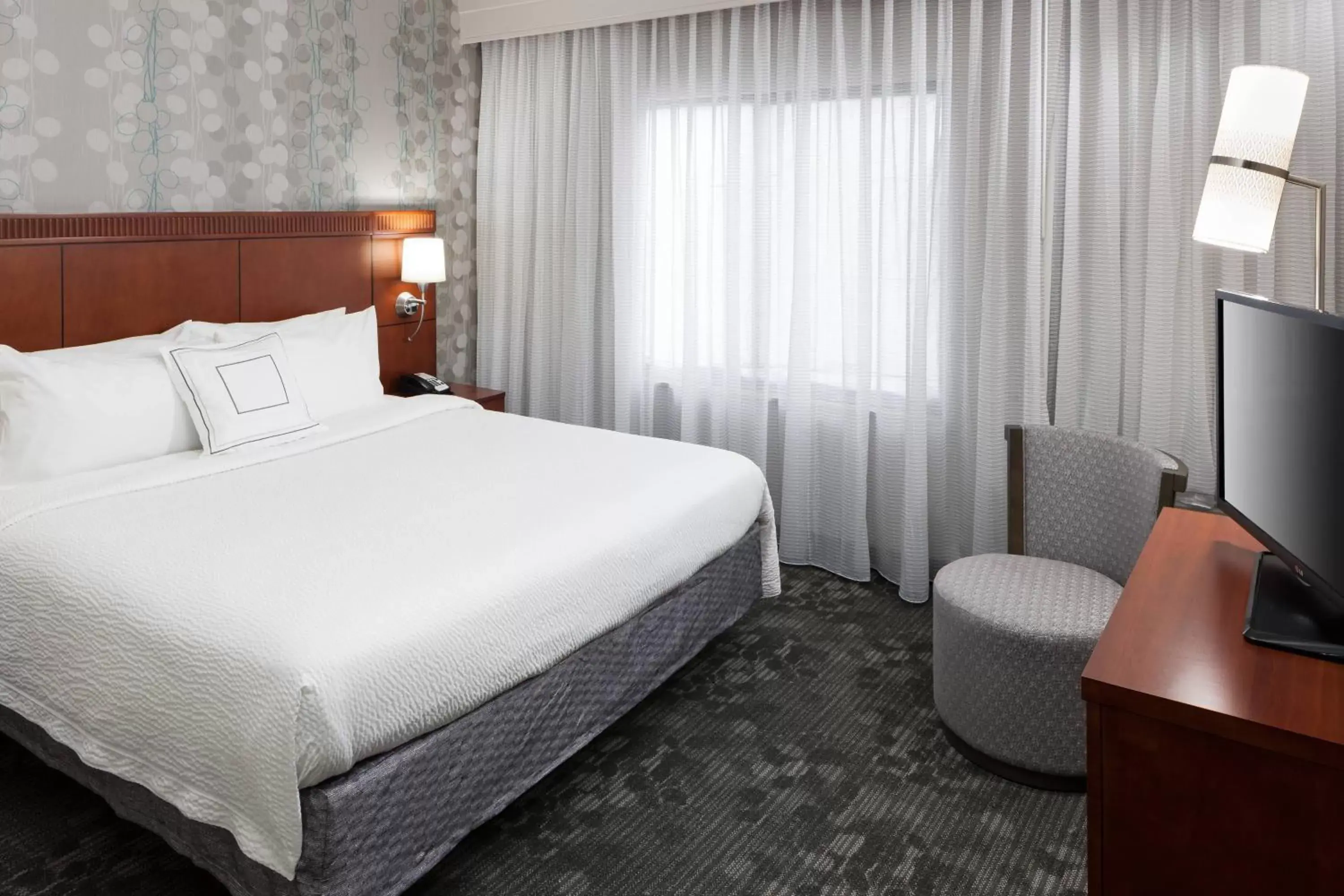 Photo of the whole room, Bed in Courtyard by Marriott Miami at Dolphin Mall