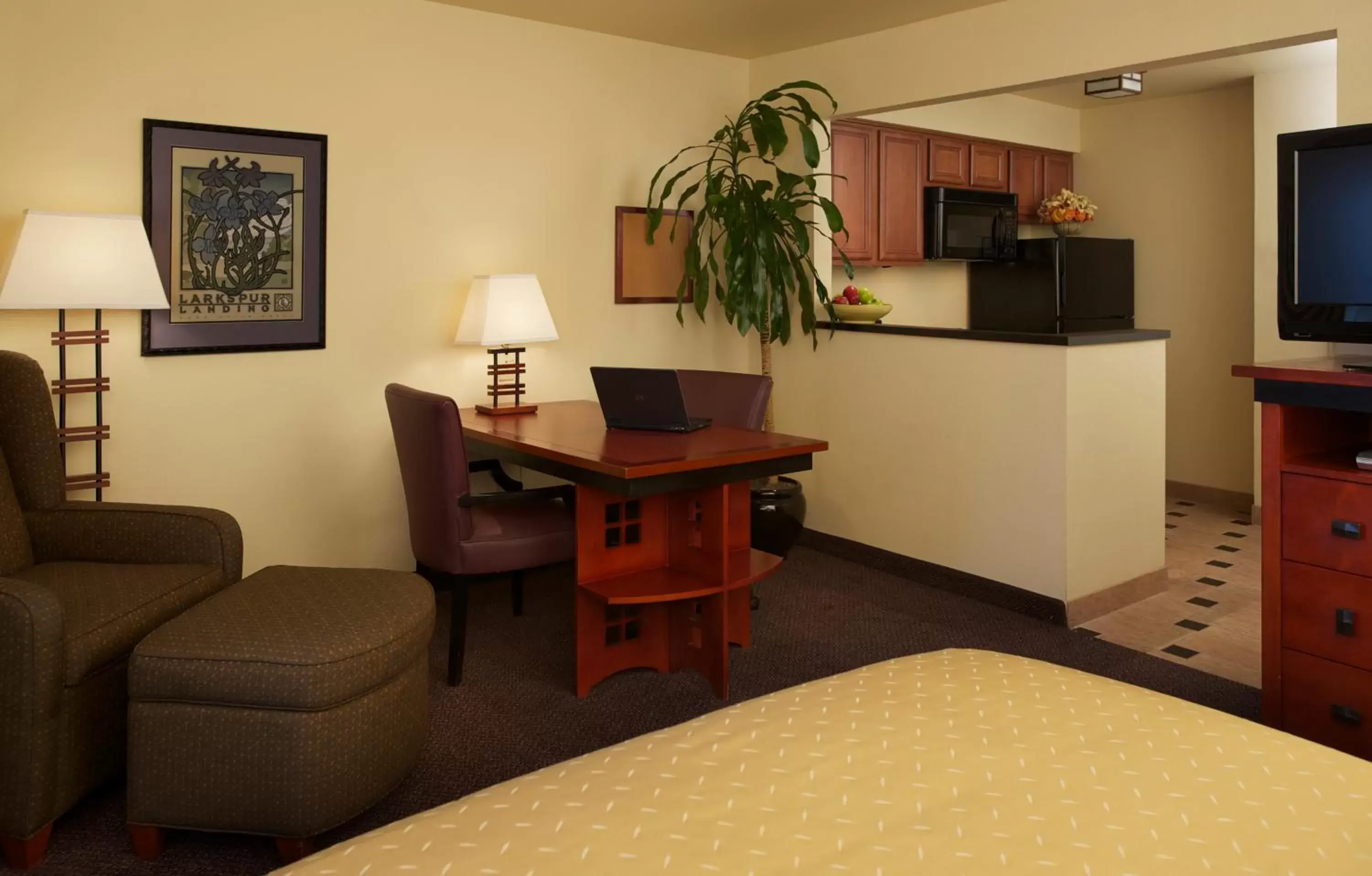 Kitchen or kitchenette, TV/Entertainment Center in Larkspur Landing Roseville-An All-Suite Hotel