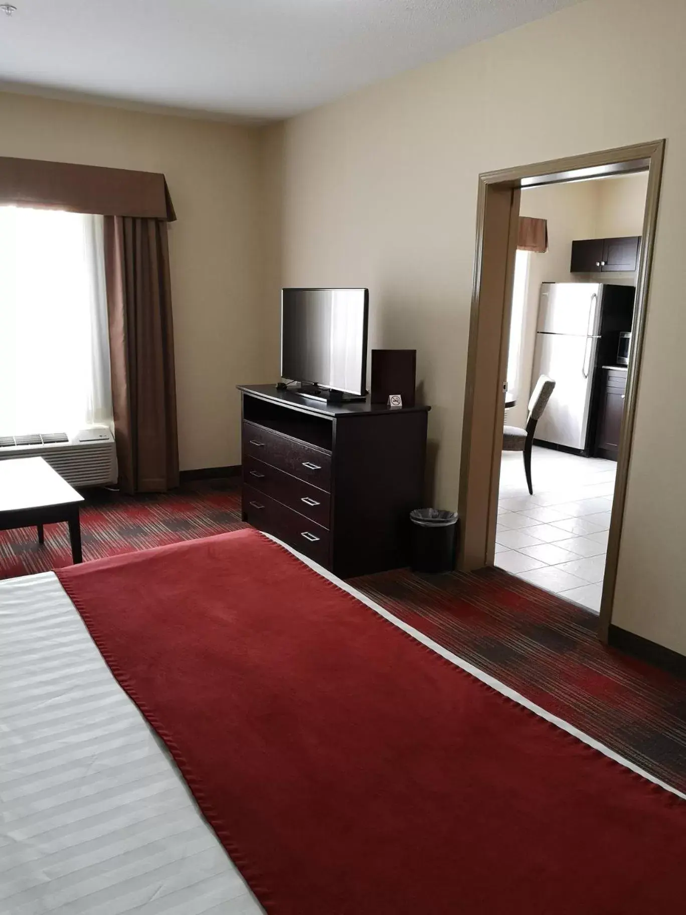 Bedroom, TV/Entertainment Center in Best Western Plus Red Deer Inn & Suite