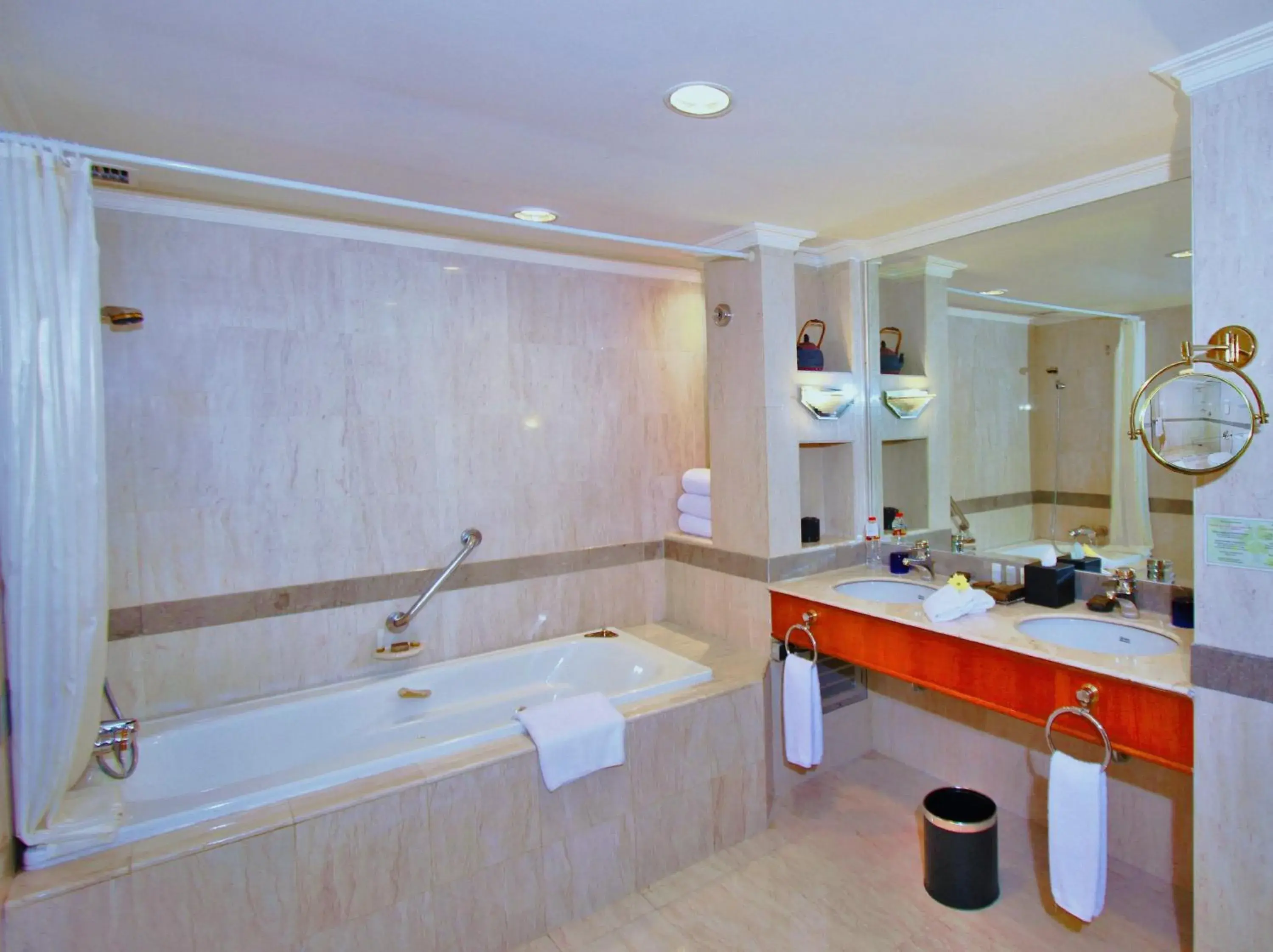 Bathroom in Aryaduta Makassar