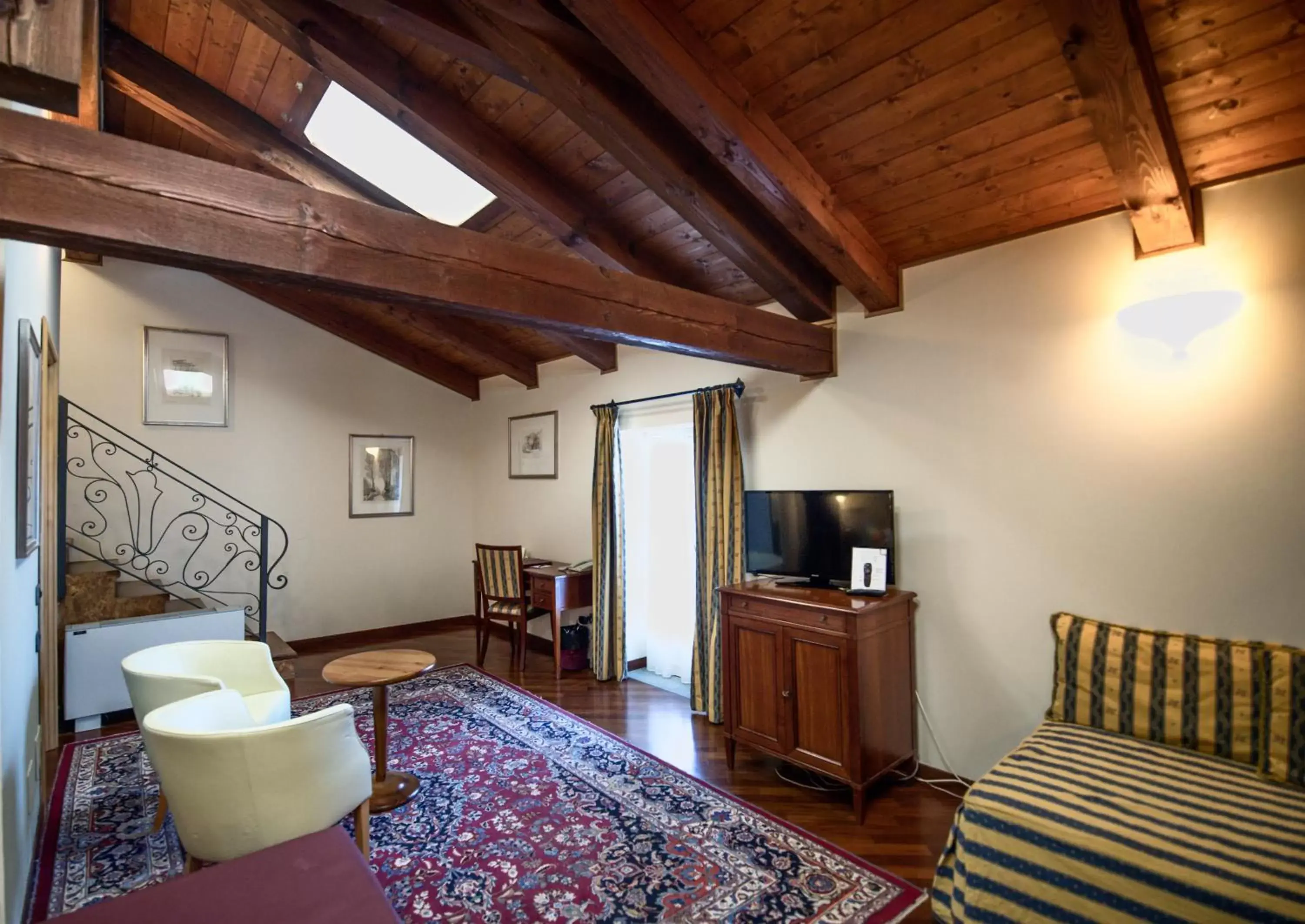 Photo of the whole room, Seating Area in Castello Rosso