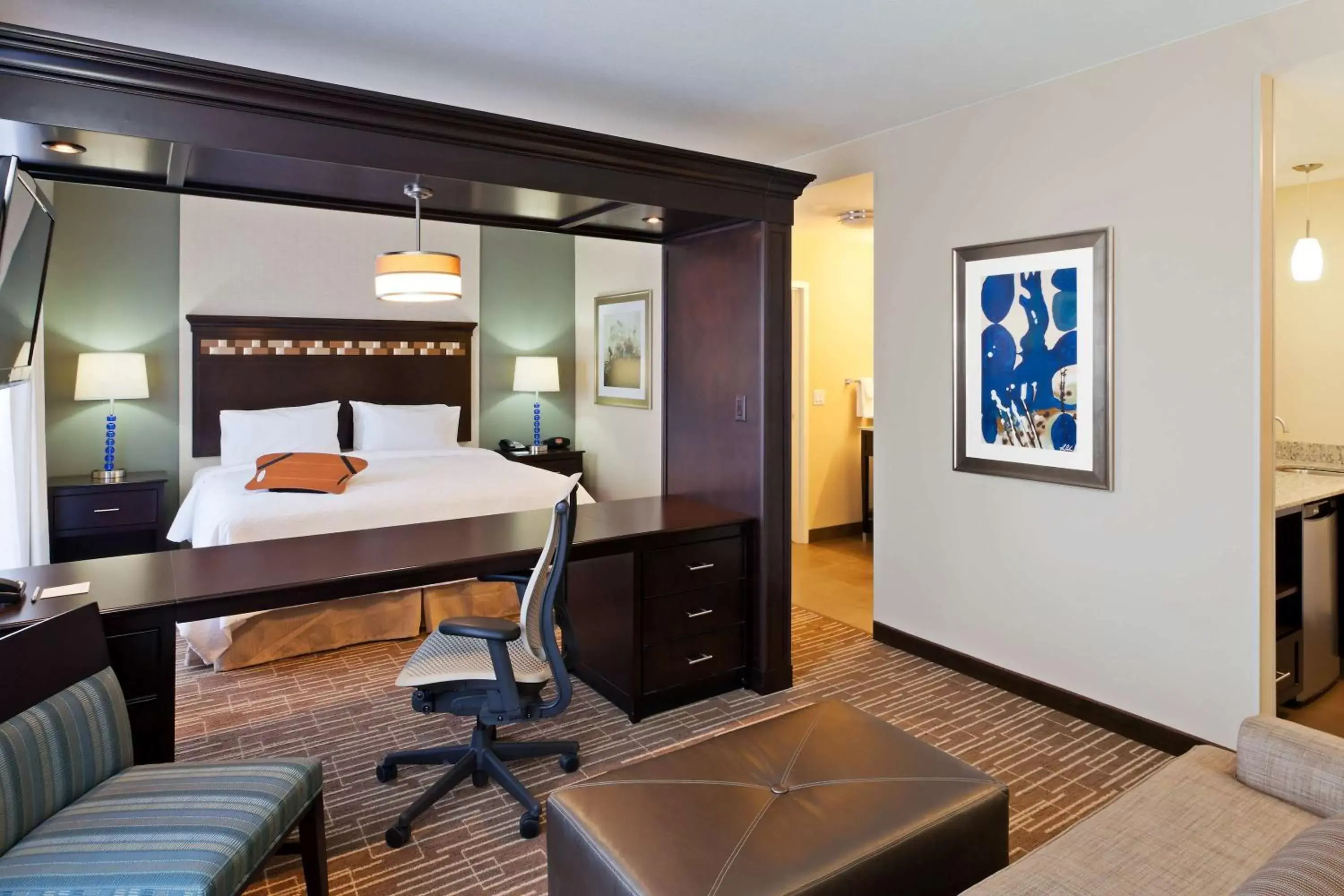 Bed in Hampton Inn & Suites Denver Airport / Gateway Park