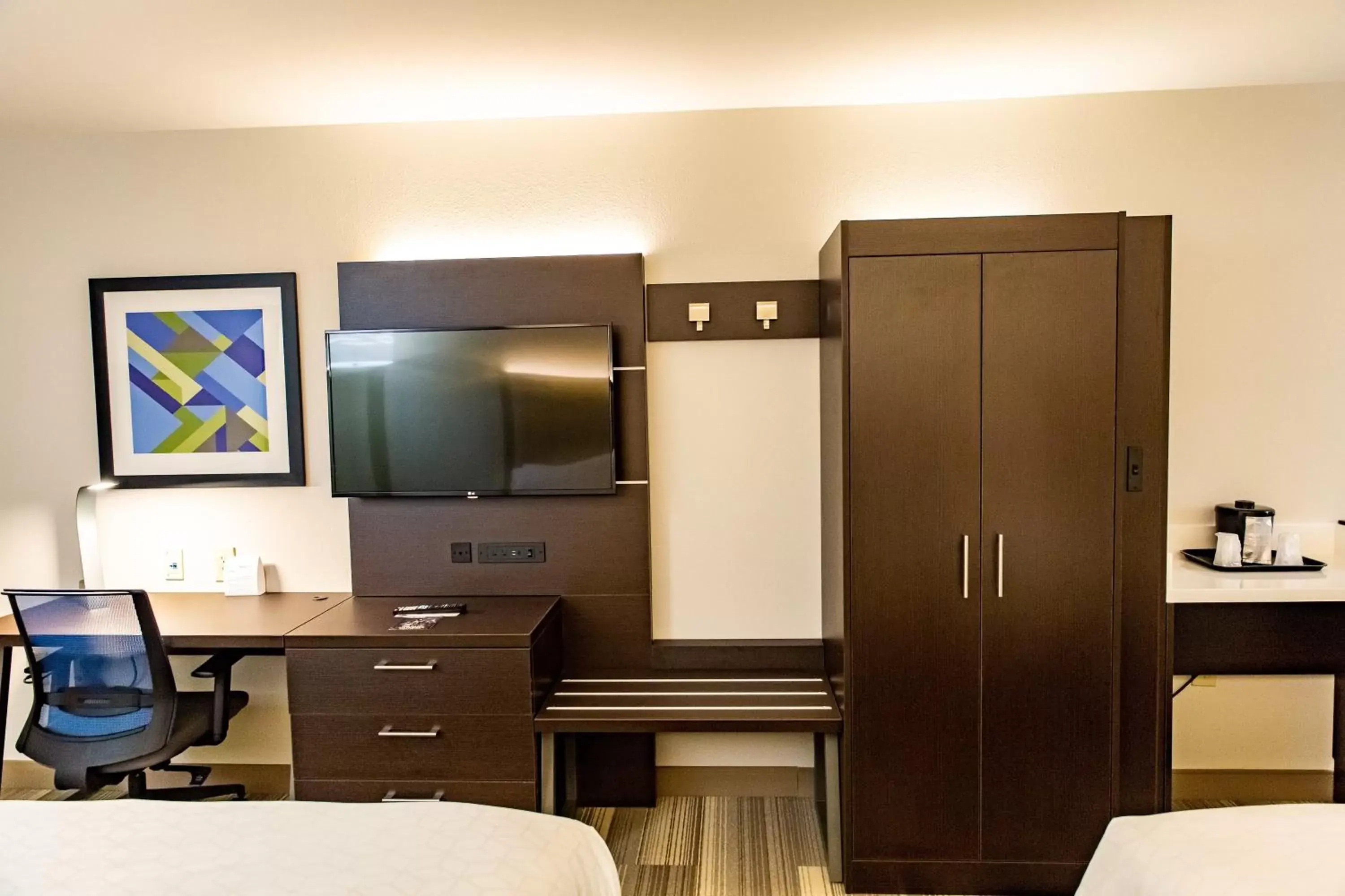 Photo of the whole room, TV/Entertainment Center in Holiday Inn Express - Columbus - Dublin, an IHG Hotel