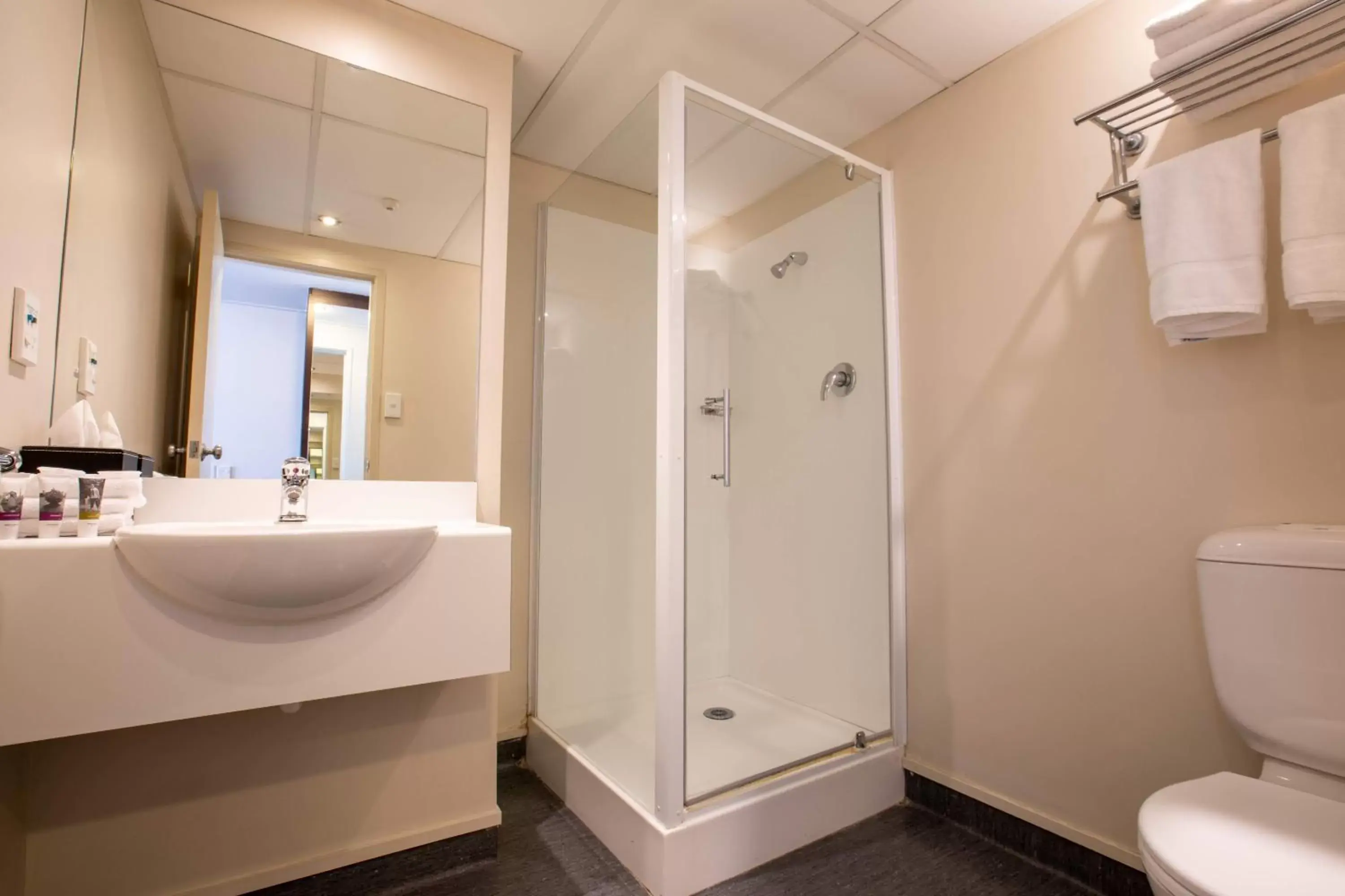 Shower, Bathroom in Mercure Wellington Abel Tasman Hotel