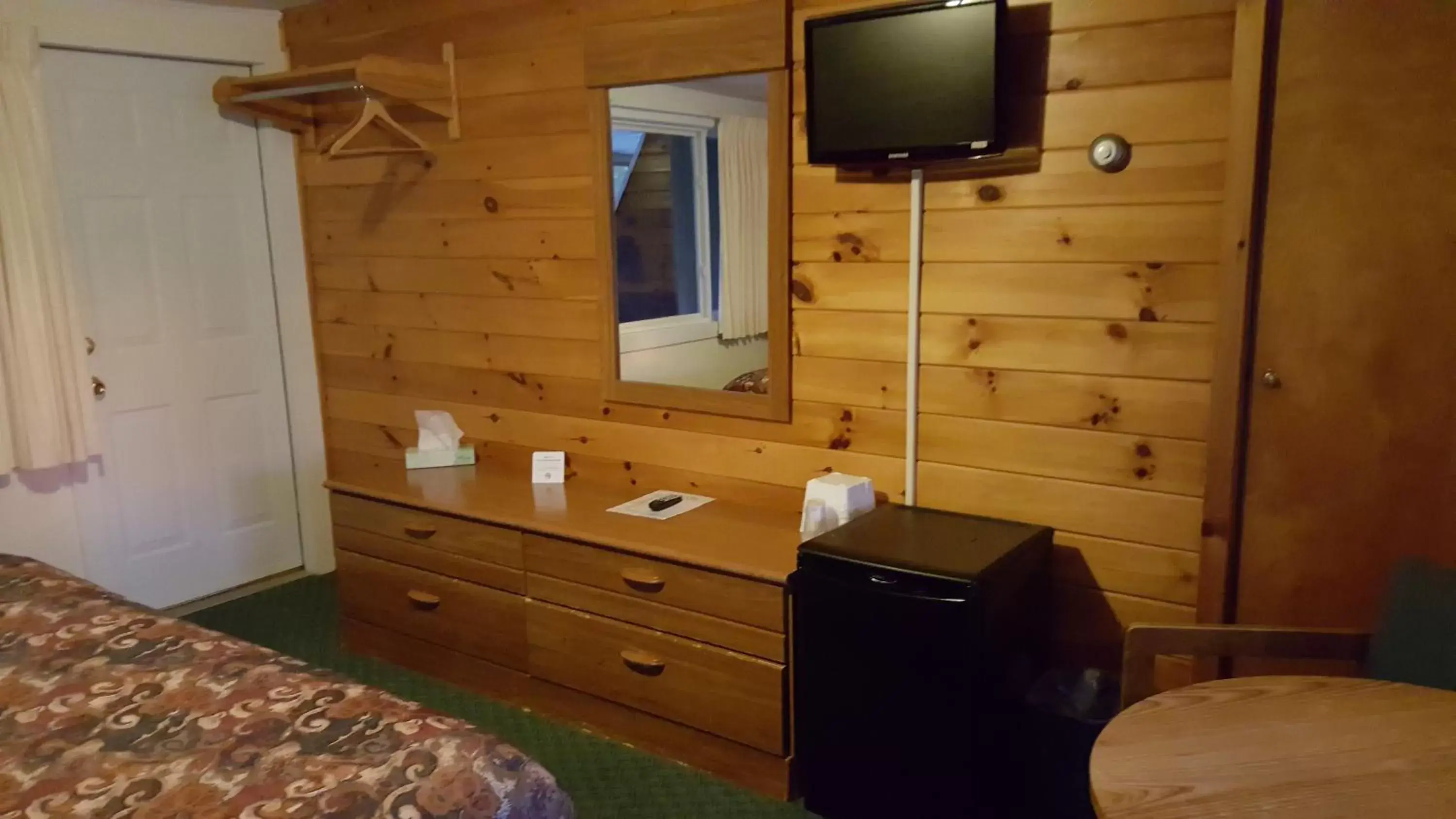 Bedroom, Coffee/Tea Facilities in Clark's Beach Motel