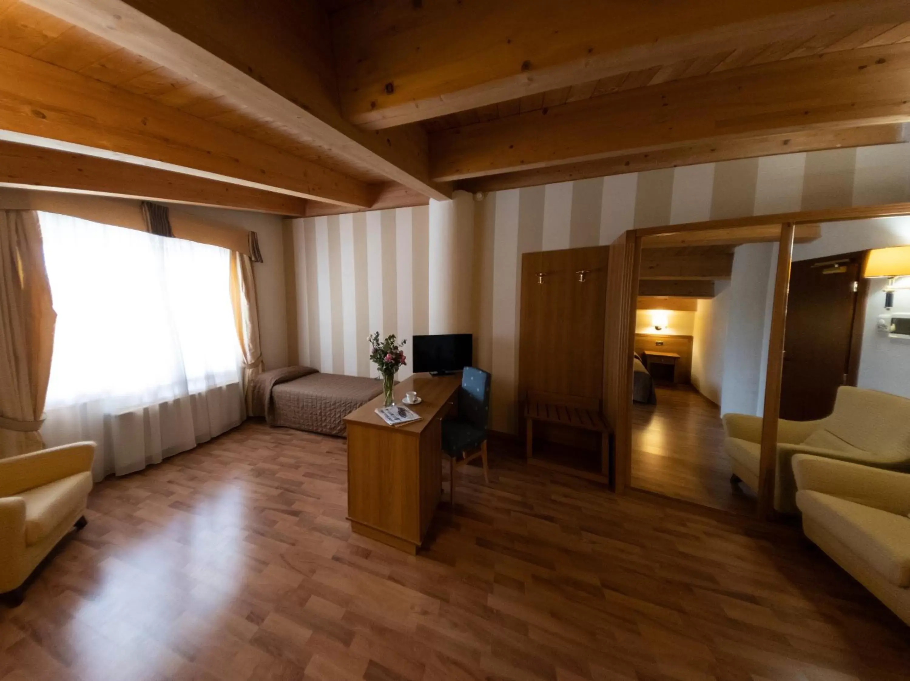 Bed, Seating Area in Grand Hotel Elite