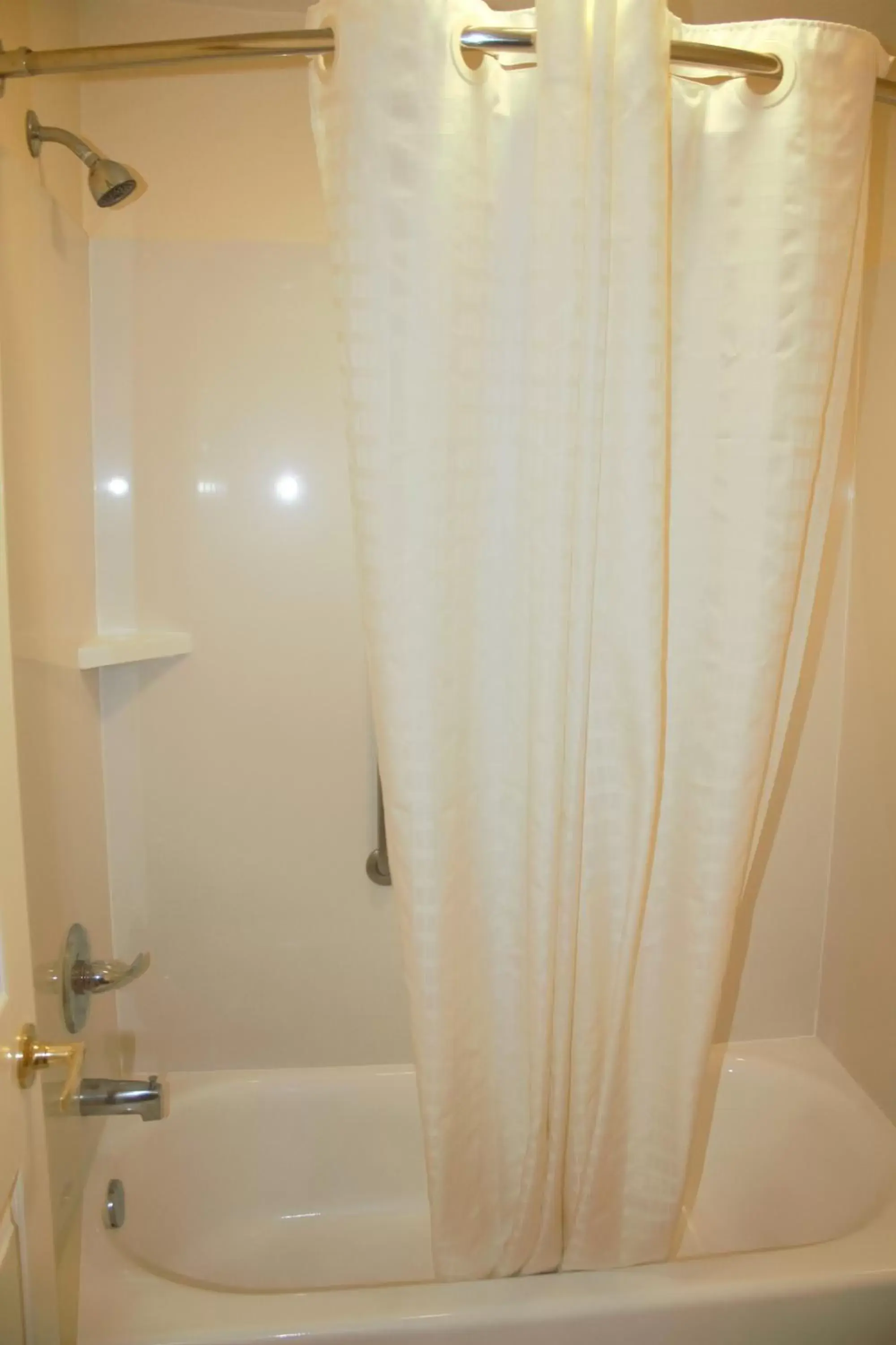 Bath, Bathroom in Oregon Trail Inn and Suites