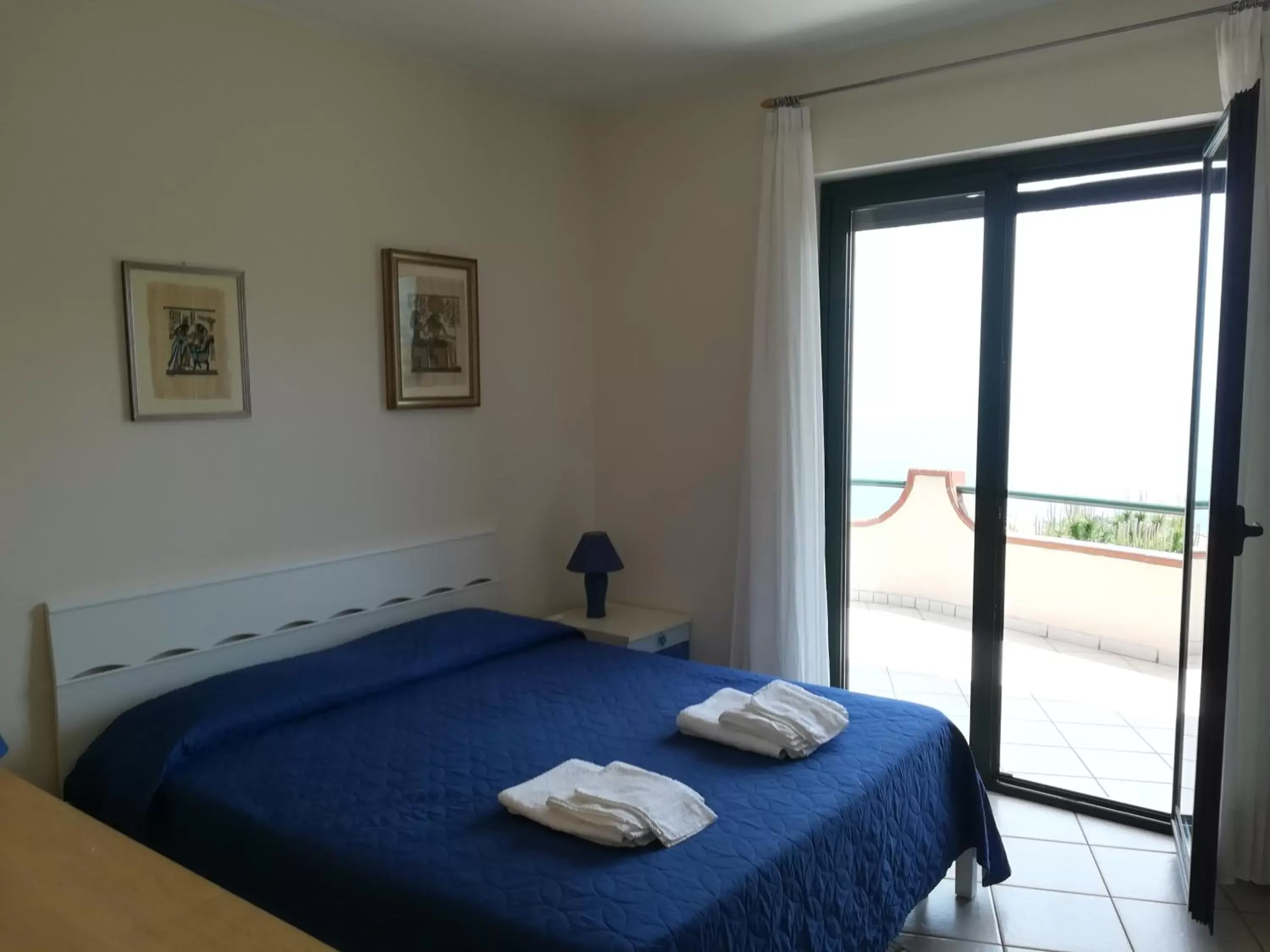 Photo of the whole room, Bed in La Collina Capo d'Orlando