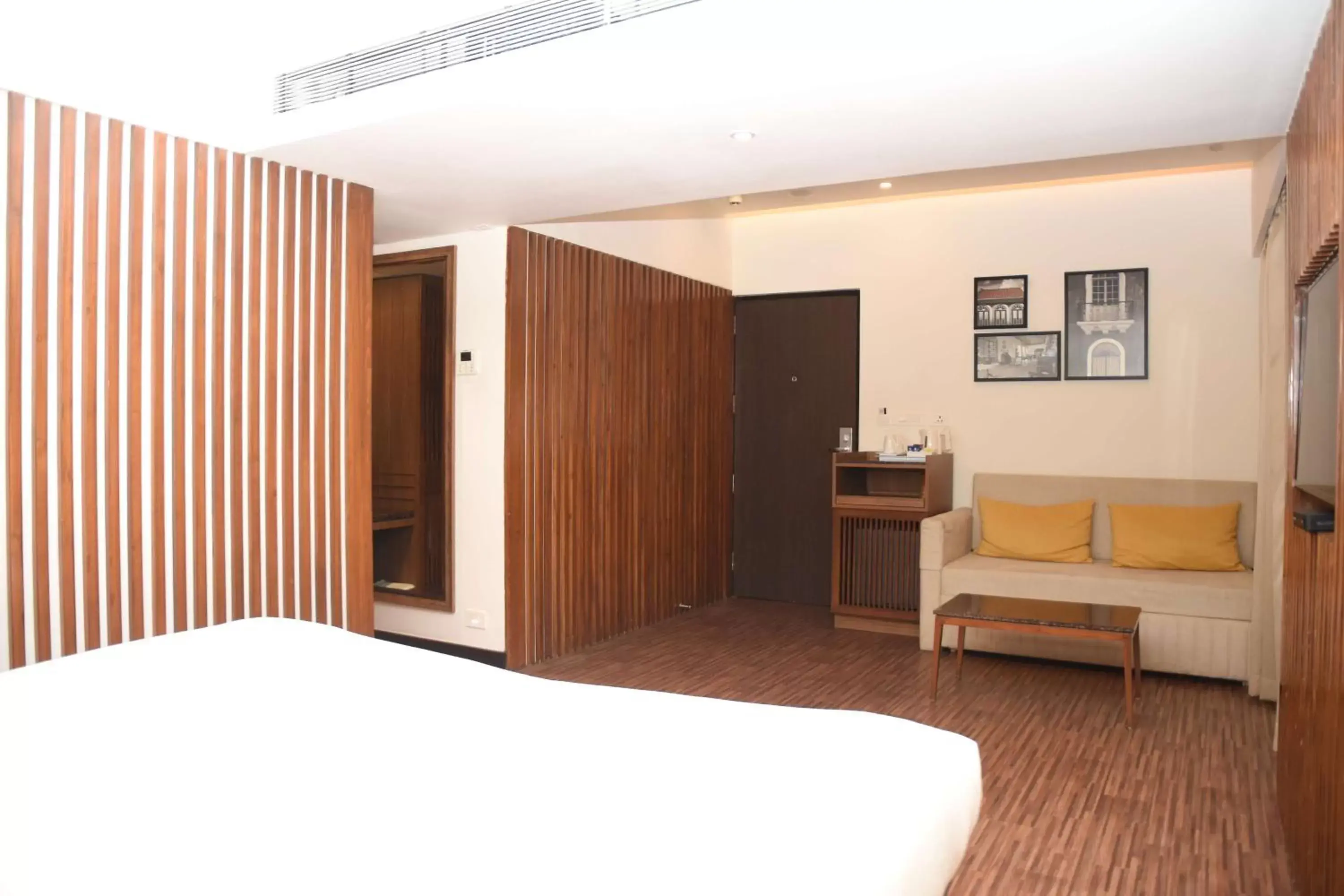 Bedroom, TV/Entertainment Center in Park Inn by Radisson Goa Candolim