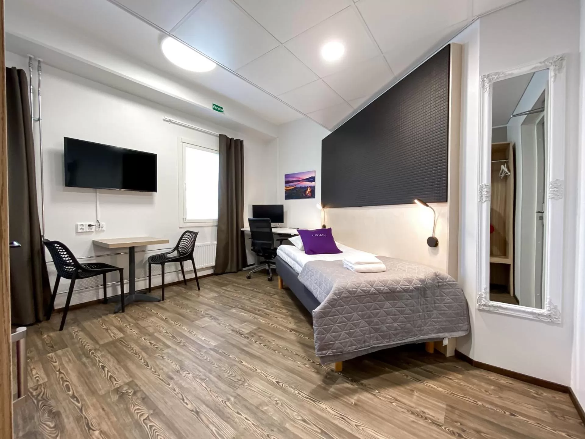 Library, Bed in Hotelli Loimu by UHANDA