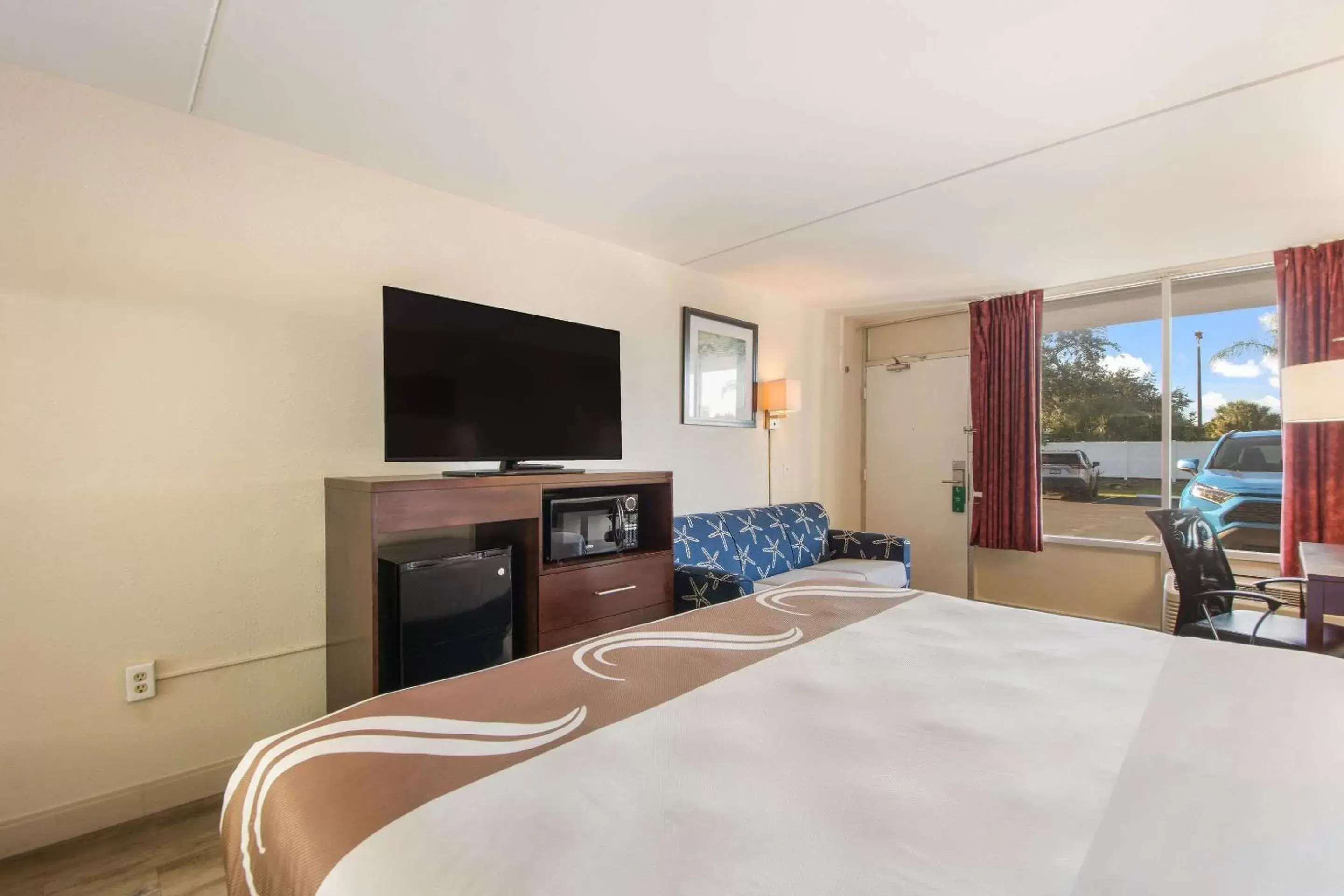 Bedroom, TV/Entertainment Center in Quality Inn Bradenton - Sarasota North