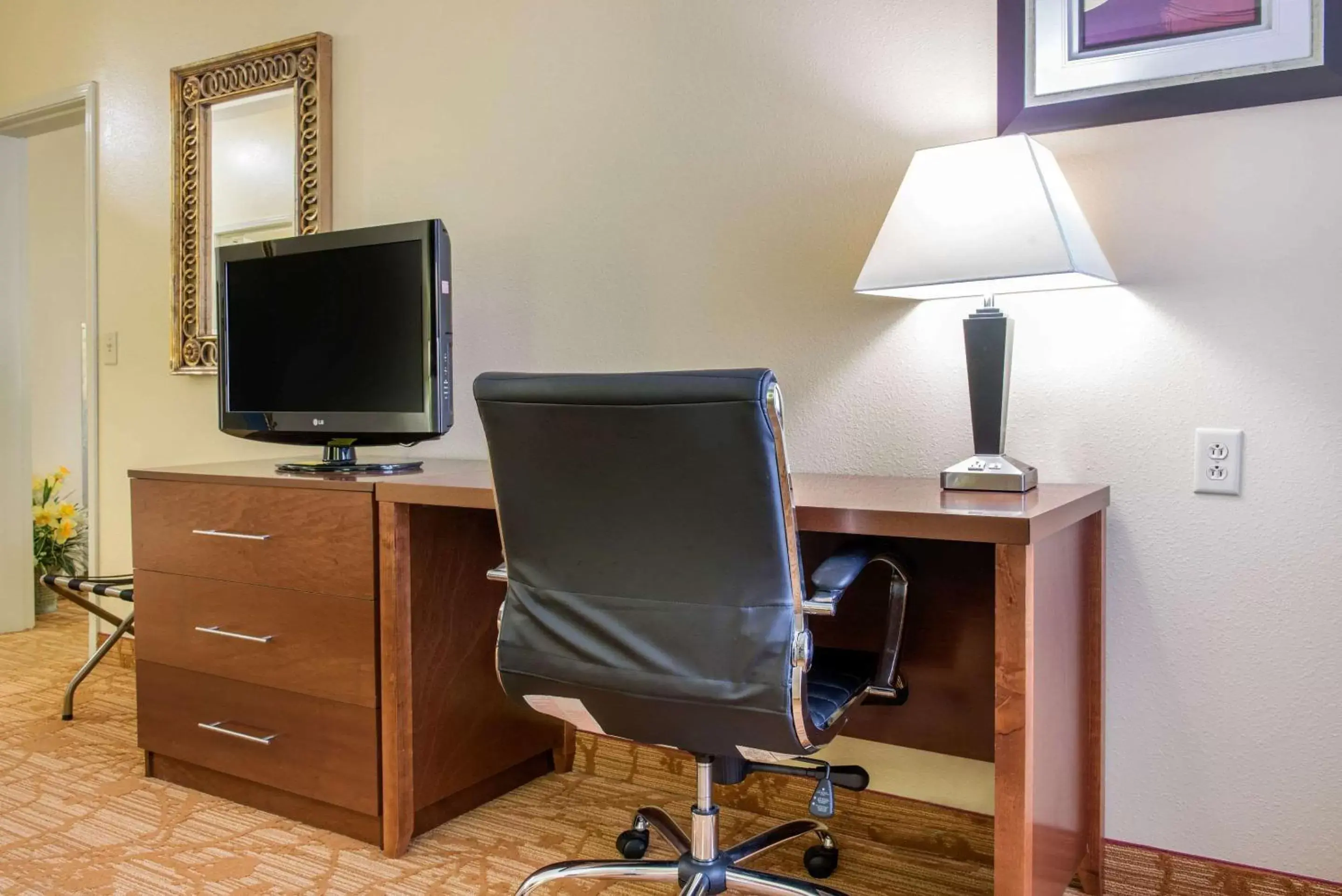 Photo of the whole room, TV/Entertainment Center in Quality Inn Jacksonville near I-72