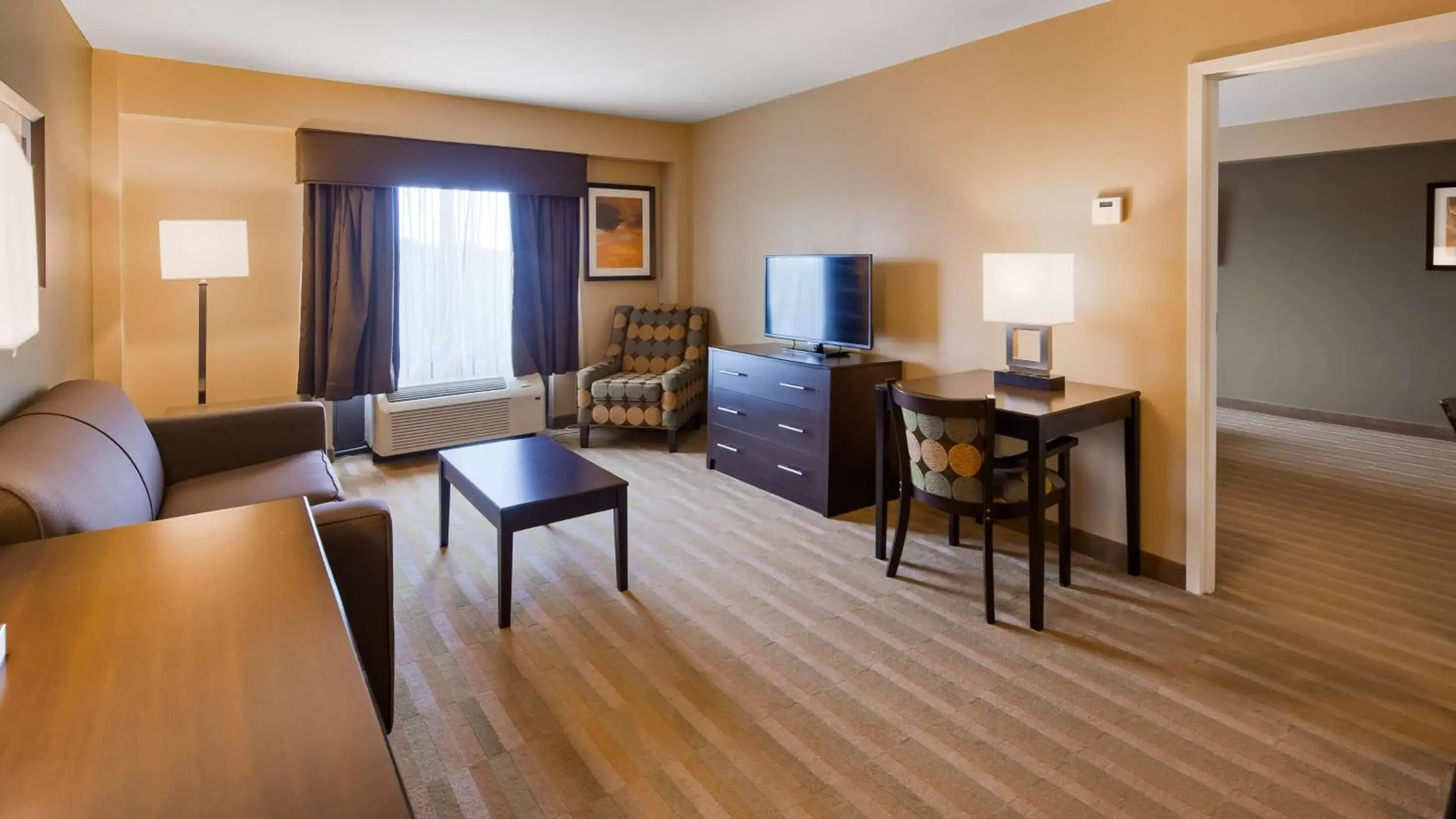 Photo of the whole room, Seating Area in Best Western Plus Thornburg Inn & Suites