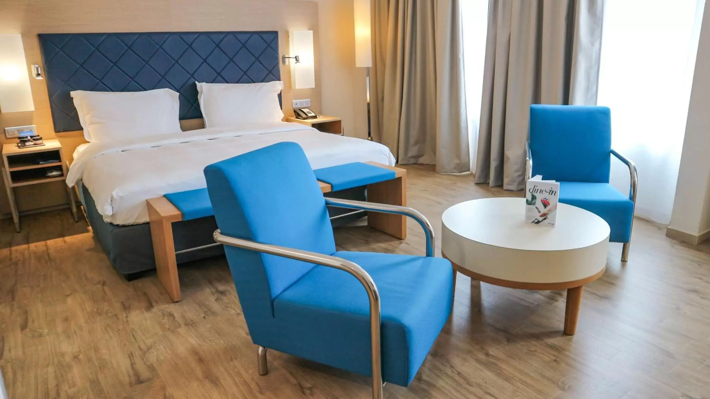 Living room, Bed in Radisson Blu Hotel Toulouse Airport