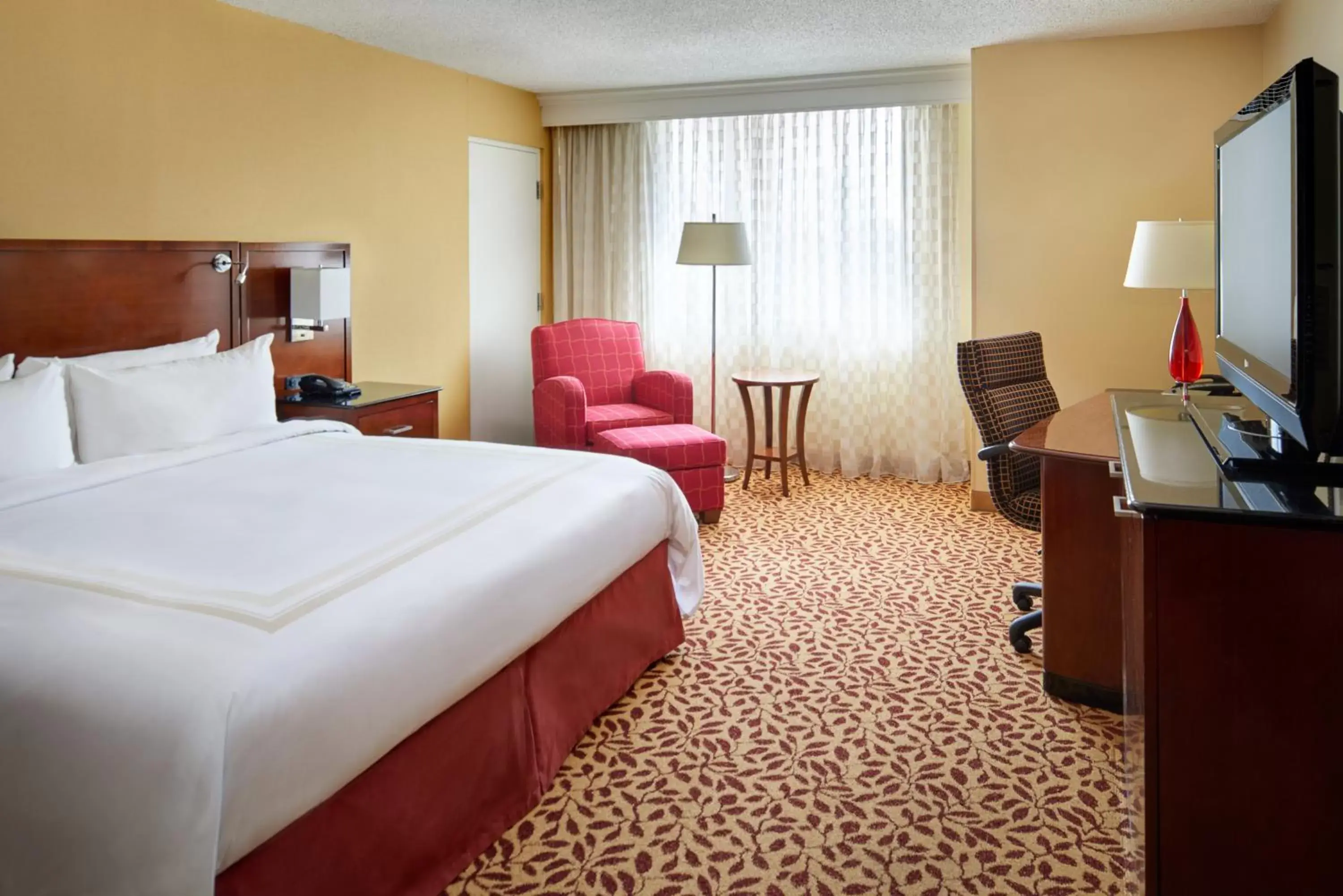 Restaurant/places to eat, Bed in Wyndham Cleveland Airport Restaurant/places to eat, Bed in Wyndham Cleveland Airport